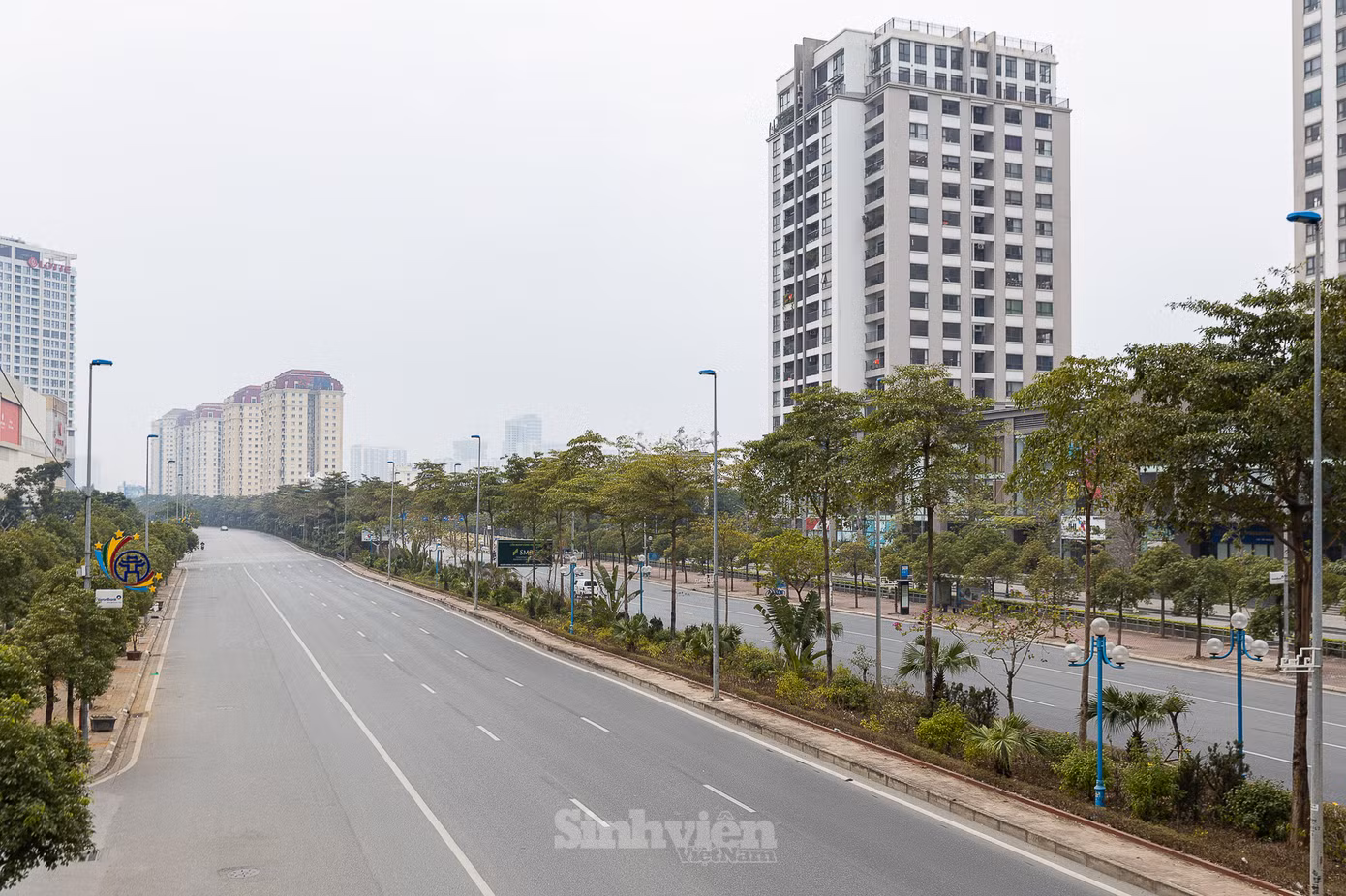 Sáng mồng 1 Tết, đường phố không còn cảnh ùn tắc, ồn ào.