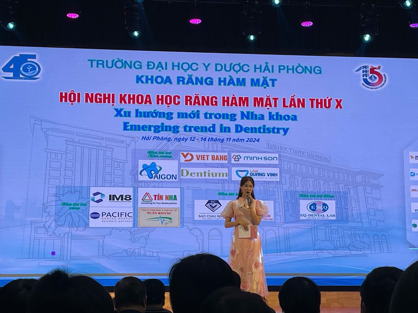 Phương Anh còn là gương mặt MC quen thuộc của nhiều chương trình hội thảo, hội nghị trong phạm vi trong và ngoài trường. Phương Anh còn là gương mặt MC quen thuộc của nhiều chương trình hội thảo, hội nghị trong phạm vi trong và ngoài trường.