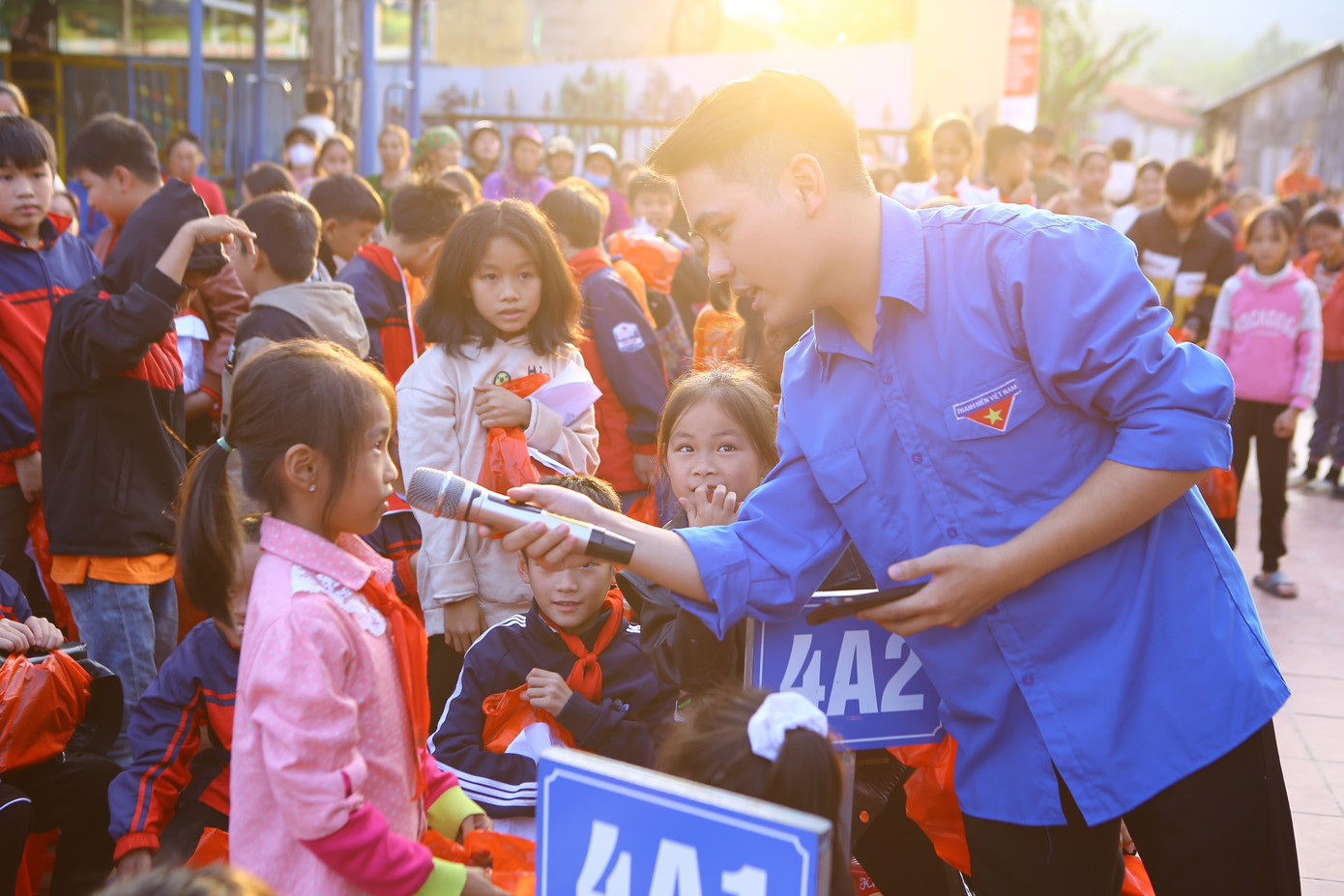 Anh cho rằng, là một sinh viên Học viện Báo chí và Tuyên truyền thì càng cần phải lan tỏa nhiều giá trị tốt đẹp hơn đến với cộng đồng. Nên bản thân mình có thể làm gì thì sẽ cố gắng hỗ trợ và giúp đỡ các em nhỏ ở vùng khó khăn, dù là làm gì đi nữa thì cũng sẽ làm bằng cả tấm lòng.