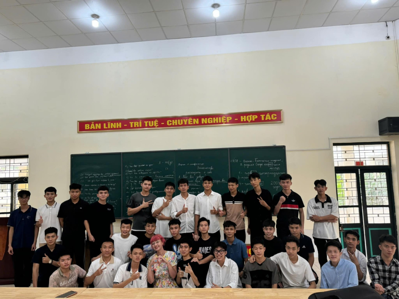 Hồng Quân và những người bạn ở Học viện đang không ngừng tiếp nối giá trị lịch sử bằng sự thấu cảm và trách nhiệm. ( Hồng Quân đứng hàng trên cùng, thứ 5 từ trái sang).