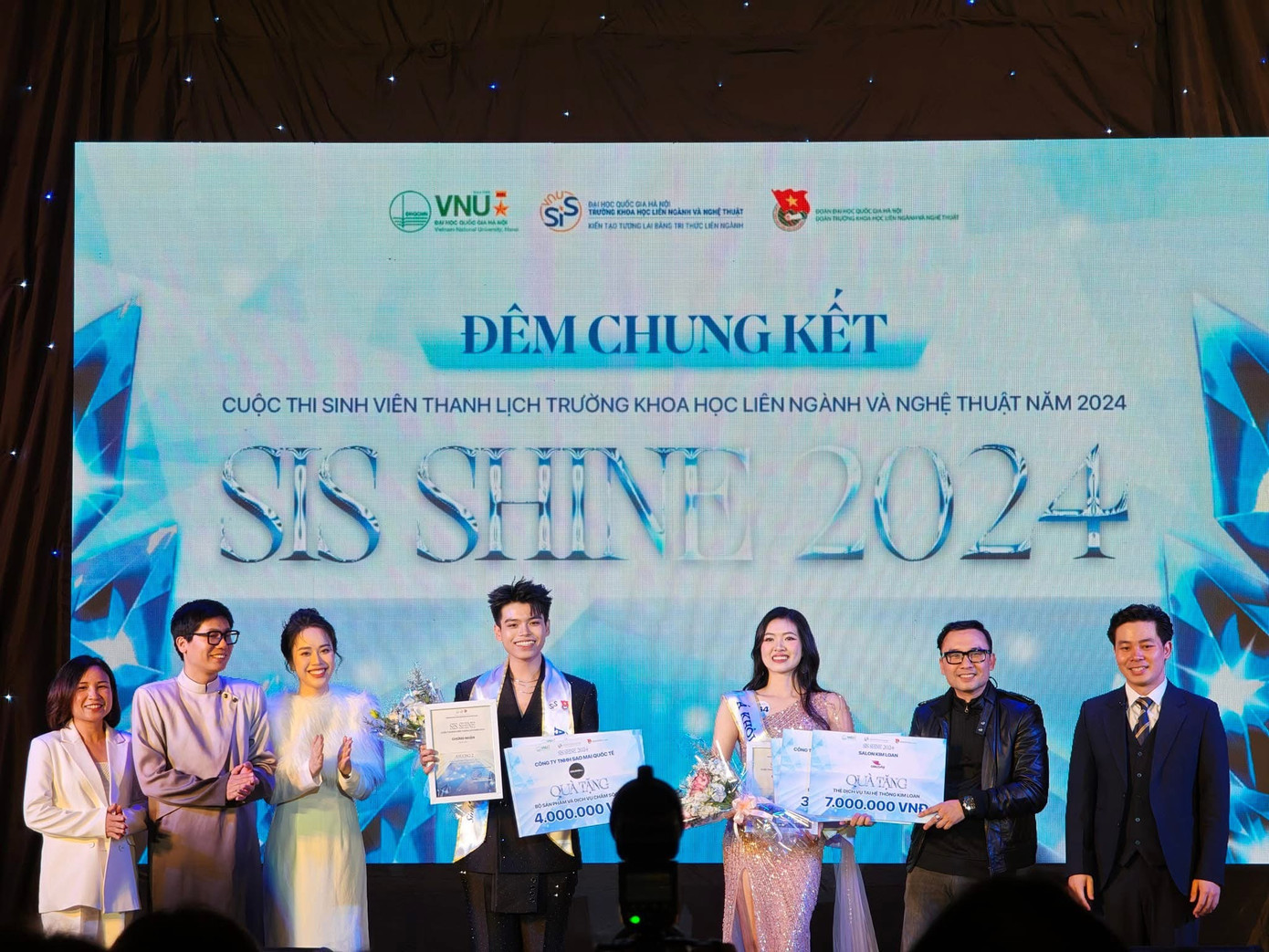Khoảnh khắc Sinh Thành đạt danh hiệu Á vương 2 cuộc thi SIS SHINE 2024. Khoảnh khắc Sinh Thành đạt danh hiệu Á vương 2 cuộc thi SIS SHINE 2024.