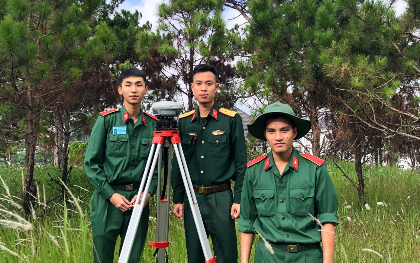 Thượng uý, Thạc sĩ Tiêu Hoàng Mạnh và các học viên tại Trung tâm Đào tạo nghiệp vụ địa hình quân sự thuộc Cục Bản đồ. Thượng uý, Thạc sĩ Tiêu Hoàng Mạnh và các học viên tại Trung tâm Đào tạo nghiệp vụ địa hình quân sự thuộc Cục Bản đồ.