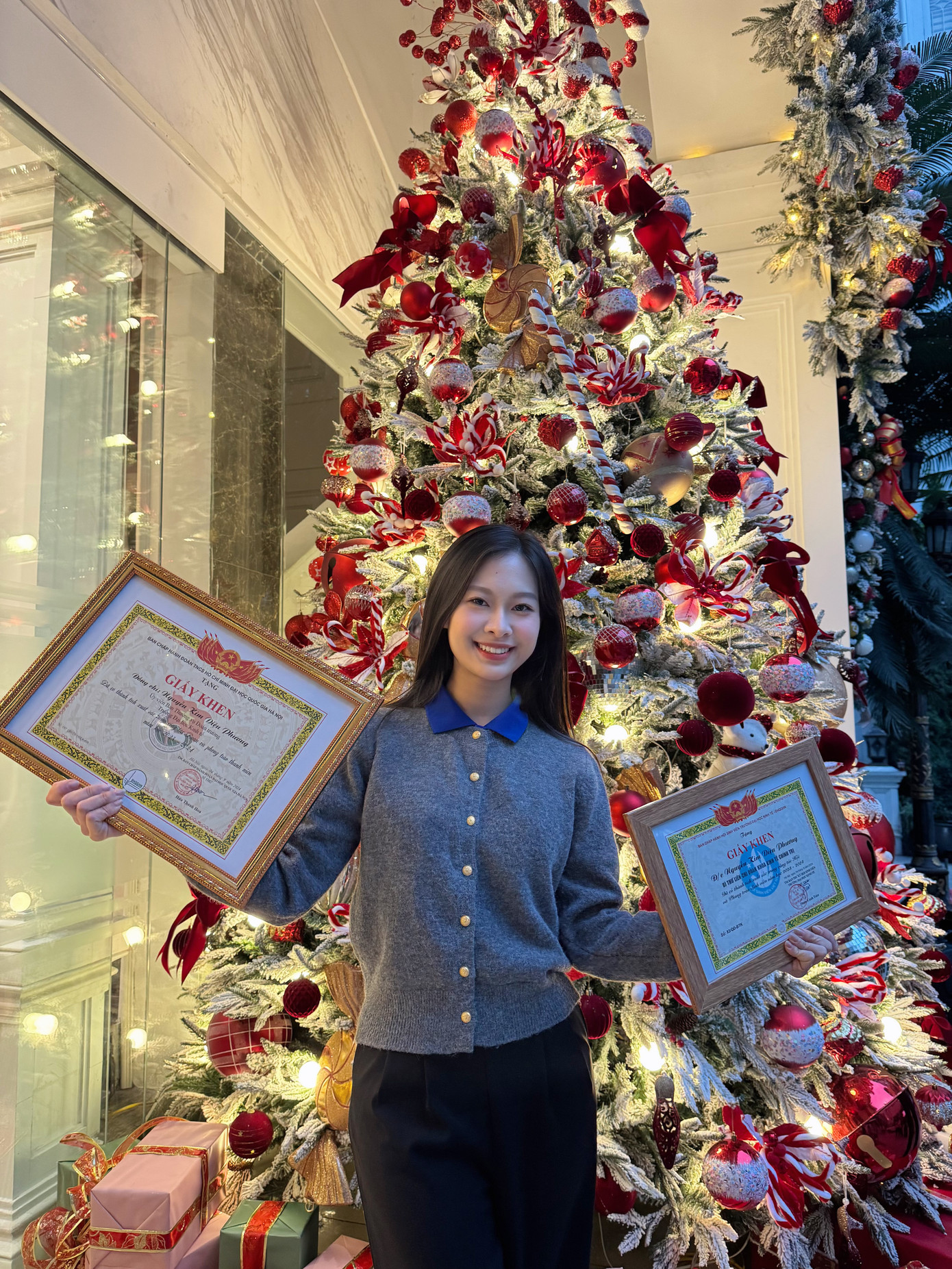 "Diệu Phương được nhận nhiều giấy khen, ghi nhận những đóng góp tích cực trong việc tham gia các hoạt động cộng đồng."