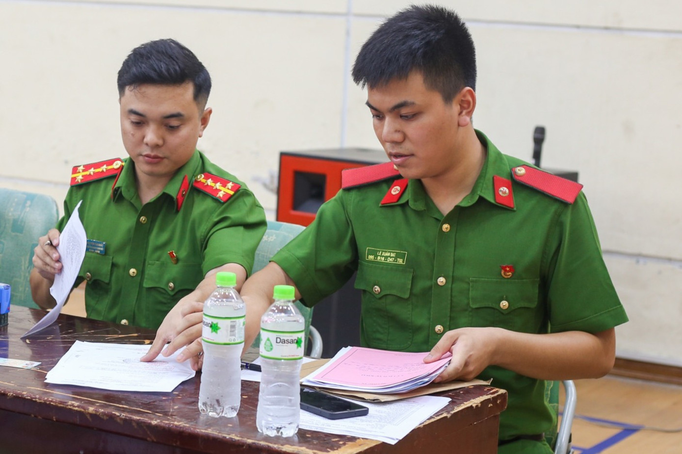 Xuân Đạt (bên phải) cùng Đại úy Nguyễn Văn Nhất - người truyền lửa cho chàng trai trong các hoạt động phong trào. Xuân Đạt (bên phải) cùng Đại úy Nguyễn Văn Nhất - người truyền lửa cho chàng trai trong các hoạt động phong trào.