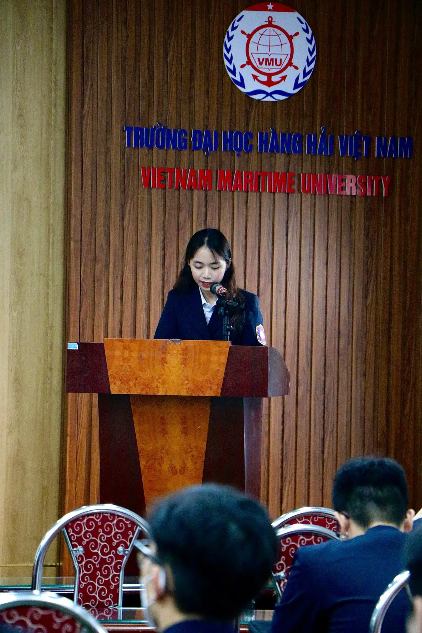 Phương Mai tham dự Hội nghị Hội Sinh viên cấp khoa.