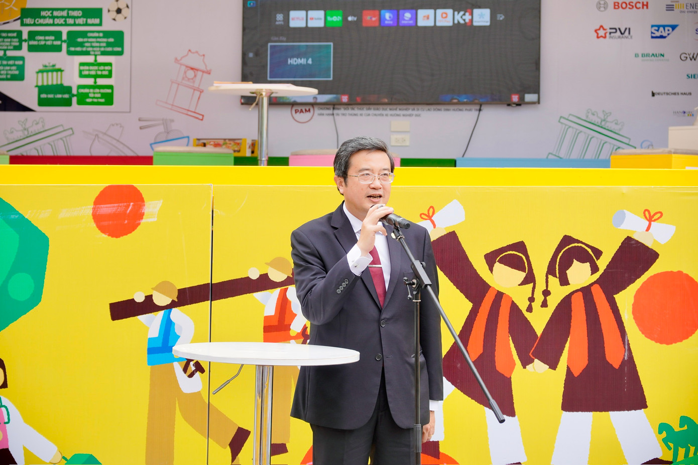 GS.TS. Nguyễn Vũ Quốc Huy - Hiệu trưởng Trường Đại học Y - Dược, Đại học Huế phát biểu chia sẻ về mối quan hệ sâu sắc giữa Nhà trường với các tổ chức của Cộng hòa Liên bang Đức. GS.TS. Nguyễn Vũ Quốc Huy - Hiệu trưởng Trường Đại học Y - Dược, Đại học Huế phát biểu chia sẻ về mối quan hệ sâu sắc giữa Nhà trường với các tổ chức của Cộng hòa Liên bang Đức.