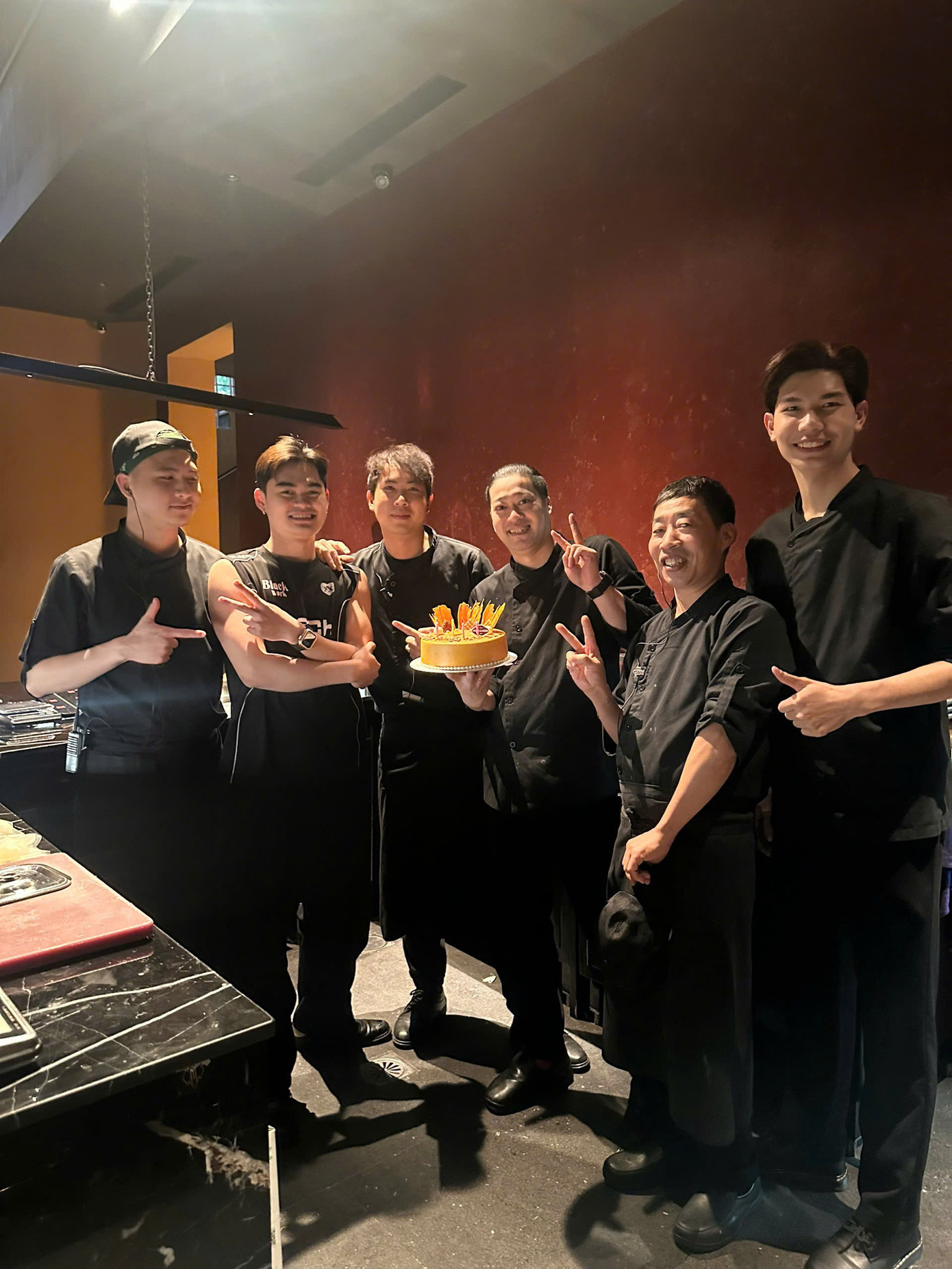 Viết Nam làm thêm tại nhà hàng Nhật. ( Ngoài cùng bên phải)