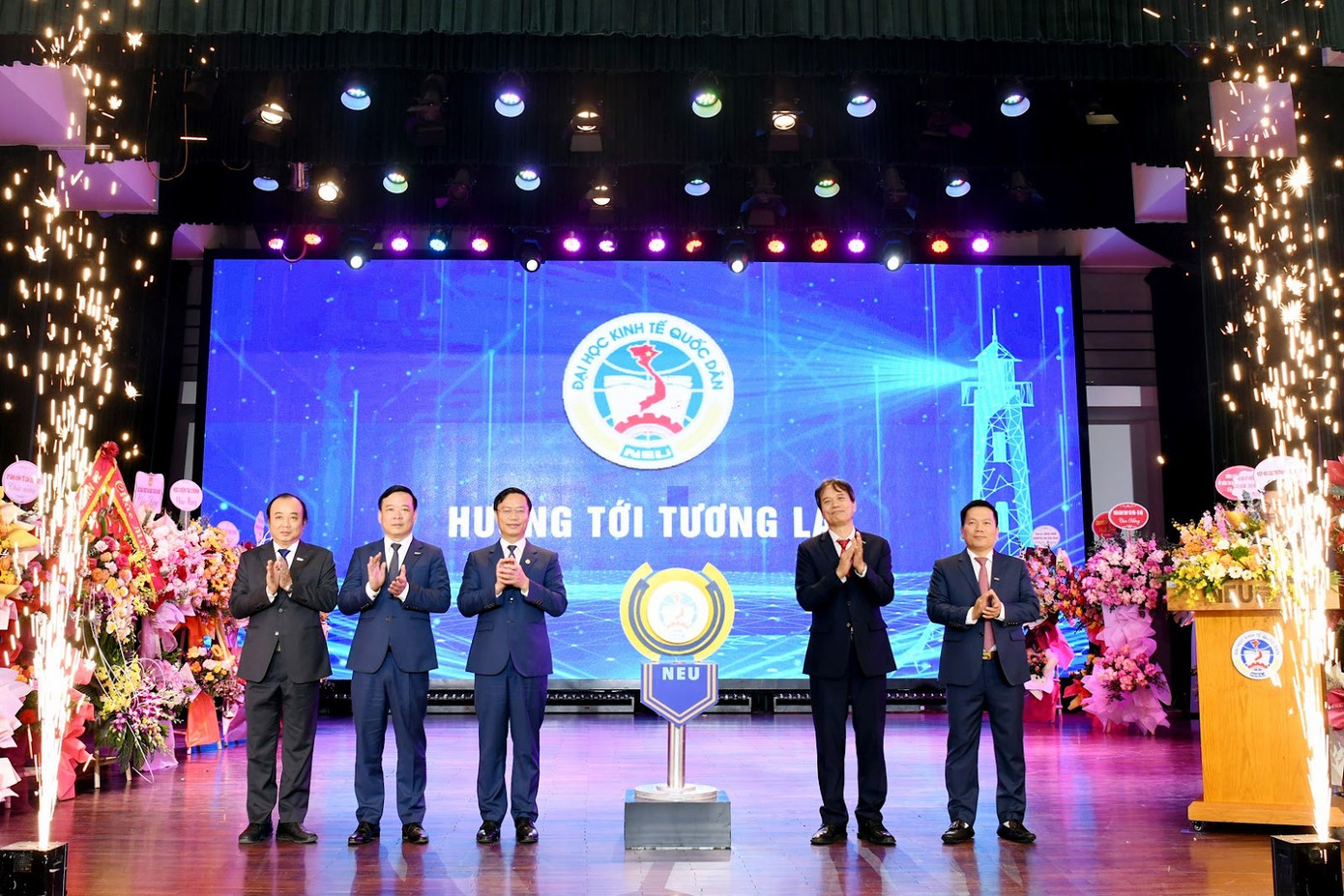 Lãnh đạo Đại học Kinh tế Quốc dân thực hiện nghi thức chuyển giao từ Trường Đại học Kinh tế Quốc dân thành Đại học Kinh tế Quốc dân. Lãnh đạo Đại học Kinh tế Quốc dân thực hiện nghi thức chuyển giao từ Trường Đại học Kinh tế Quốc dân thành Đại học Kinh tế Quốc dân.