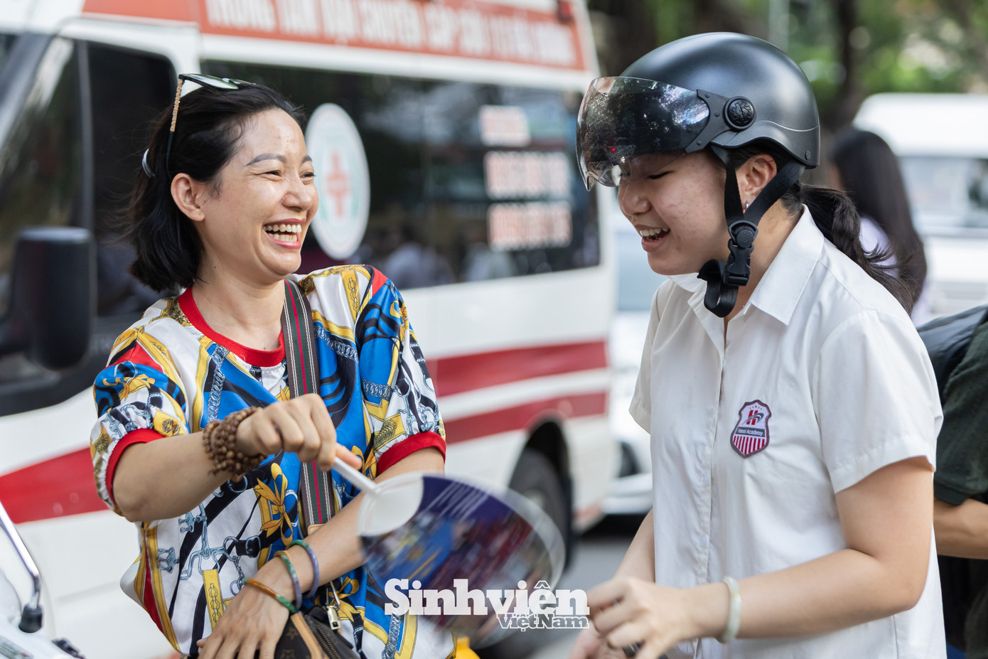 Có thể nói, 'niềm vui' và 'sự tự tin' là những cảm xúc bao trùm ngày thi đầu tiên của kỳ tuyển sinh lớp 10 Hà Nội. Việc cả hai môn Ngữ văn và Ngoại ngữ được đánh giá vừa sức, quen thuộc đã giúp các sĩ tử trút bỏ được gánh nặng tâm lý. Với sự khởi đầu thuận lợi này, nhiều em tin tưởng sẽ đạt điểm cao và có được tâm thế tốt nhất để chinh phục môn thi cuối cùng. Có thể nói, 'niềm vui' và 'sự tự tin' là những cảm xúc bao trùm ngày thi đầu tiên của kỳ tuyển sinh lớp 10 Hà Nội. Việc cả hai môn Ngữ văn và Ngoại ngữ được đánh giá vừa sức, quen thuộc đã giúp các sĩ tử trút bỏ được gánh nặng tâm lý. Với sự khởi đầu thuận lợi này, nhiều em tin tưởng sẽ đạt điểm cao và có được tâm thế tốt nhất để chinh phục môn thi cuối cùng.