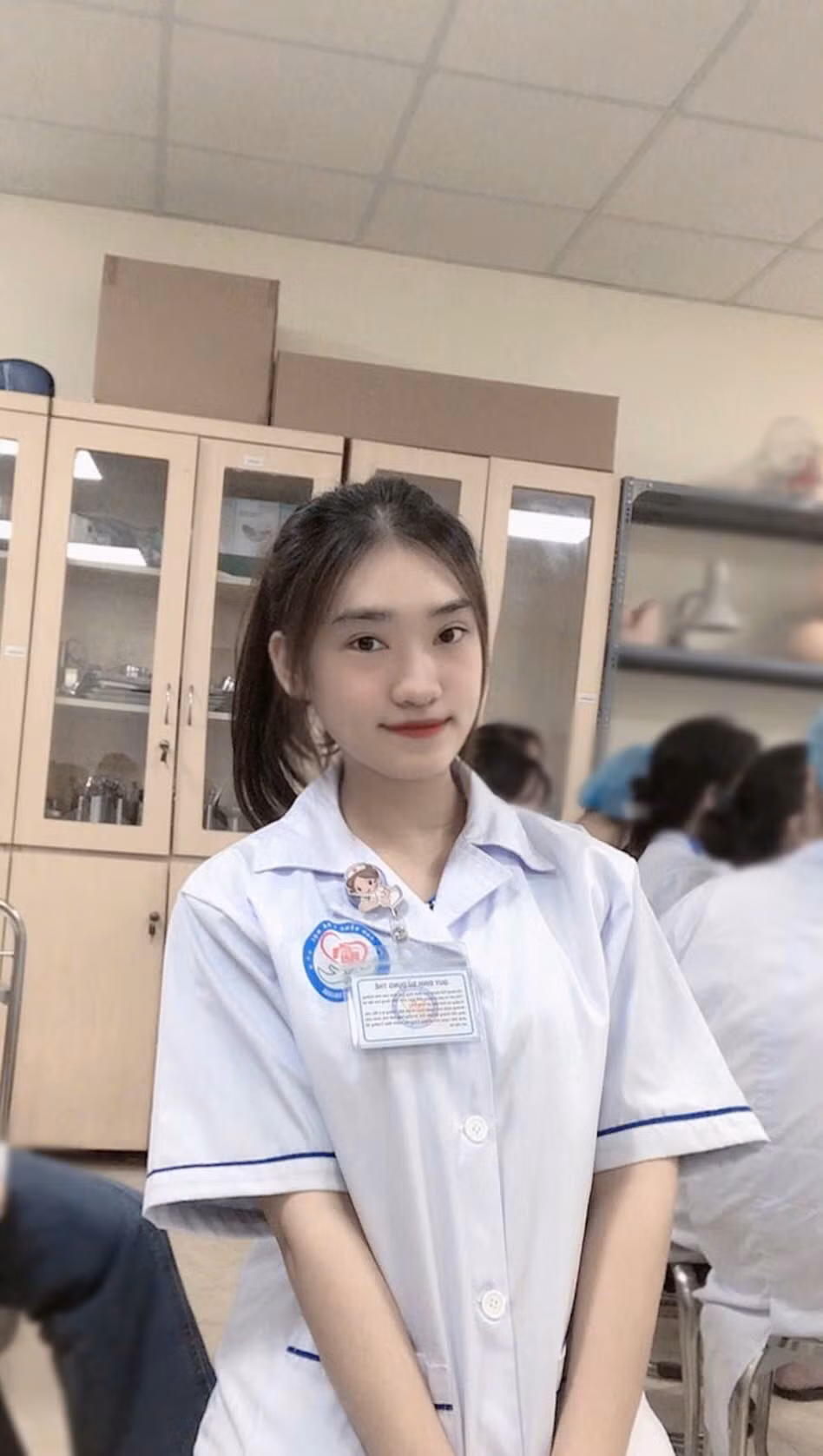 Thu Trang gửi gắm thông điệp đến các bạn trẻ: “Hãy tham gia hỗ trợ cộng đồng với tinh thần cống hiến. Bởi khi làm tình nguyện, bạn không chỉ giúp đỡ người khác mà còn học được rất nhiều điều quý giá cho bản thân”.