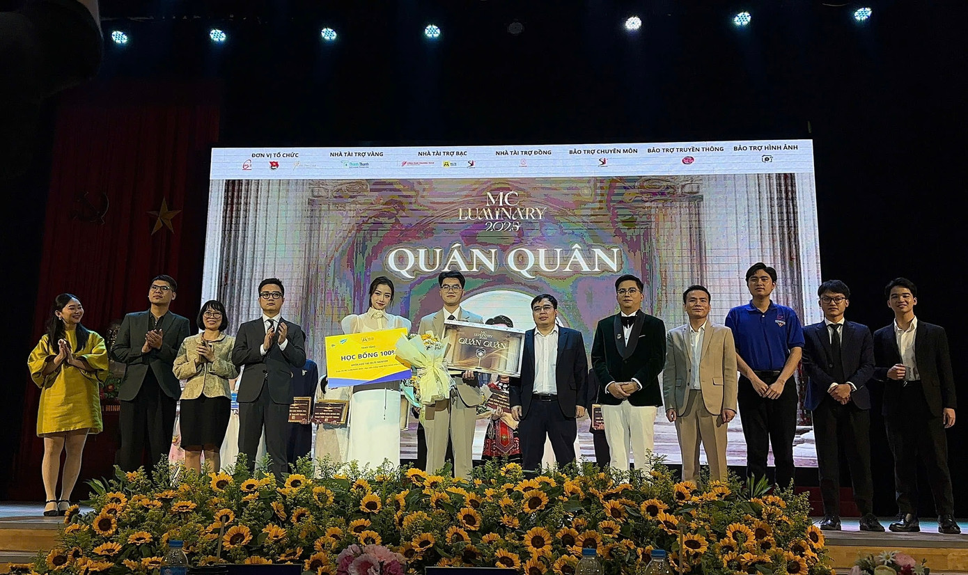 Khoảnh khắc được đứng trên sân khấu vinh danh đầy đáng nhớ của nam Quán quân MC Luminary 2025. Khoảnh khắc được đứng trên sân khấu vinh danh đầy đáng nhớ của nam Quán quân MC Luminary 2025.