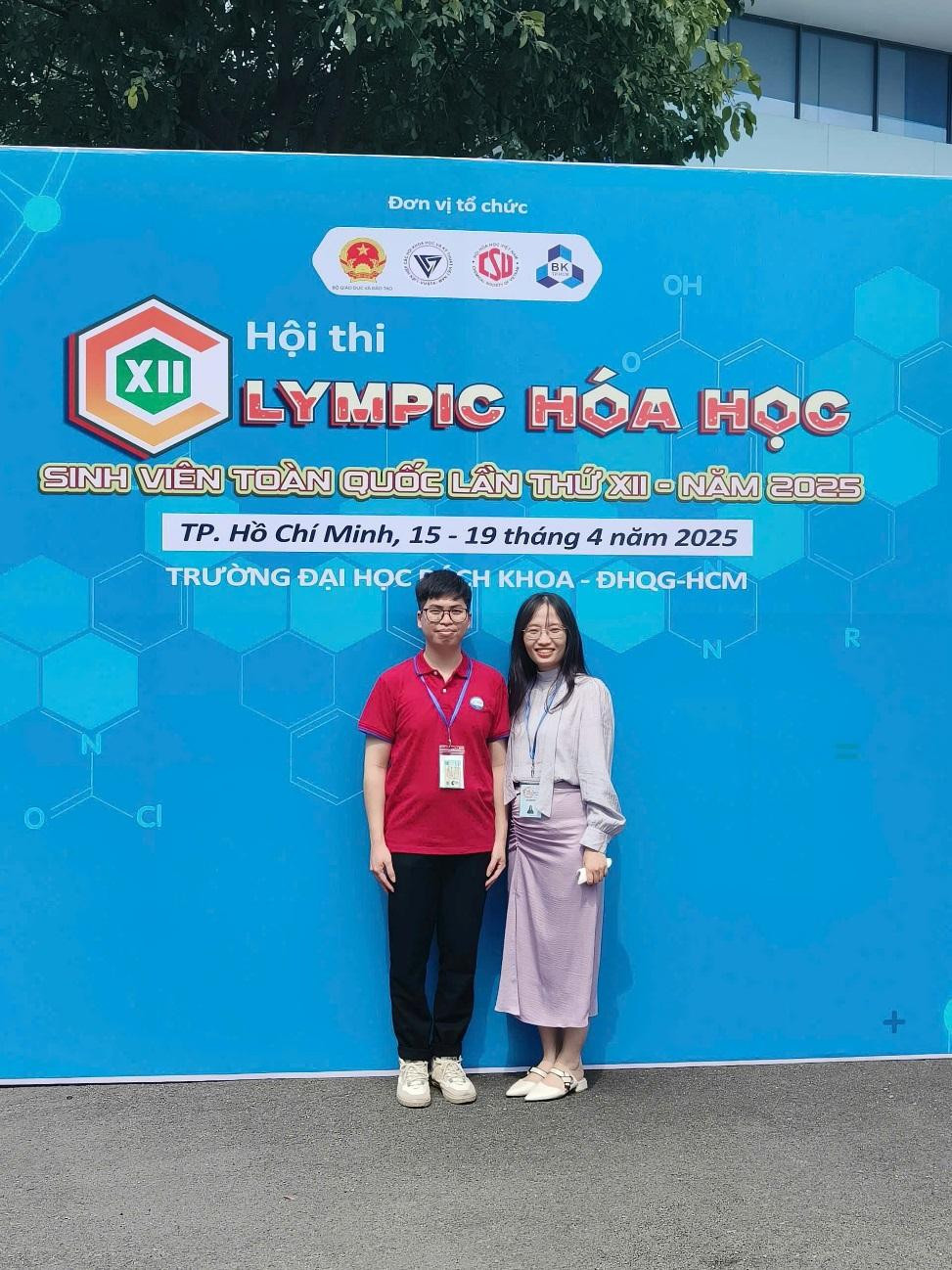 Nguyễn Đình Hiệu và Giảng viên hướng dẫn – TS. Lê Thu Hường tại kỳ thi Olympic Hóa học toàn quốc. Nguyễn Đình Hiệu và Giảng viên hướng dẫn – TS. Lê Thu Hường tại kỳ thi Olympic Hóa học toàn quốc.