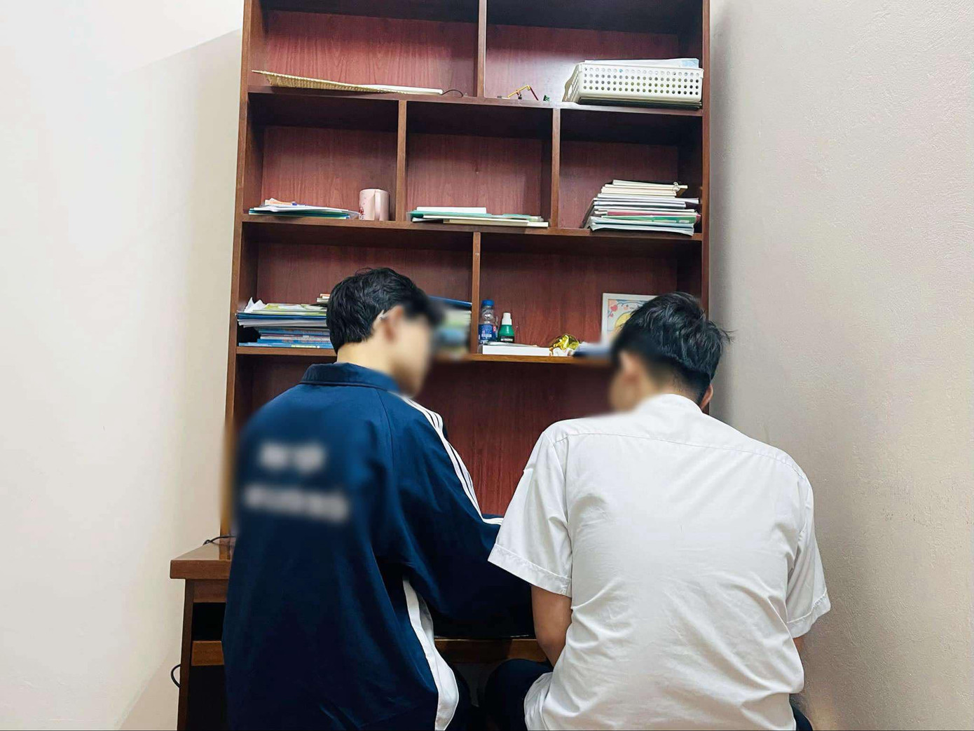 Học sinh tận dụng mọi mối quan hệ để nhanh chóng tìm được gia sư. Học sinh tận dụng mọi mối quan hệ để nhanh chóng tìm được gia sư.