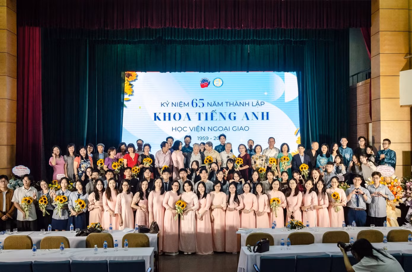 Các thế hệ giảng viên, sinh viên đã và đang học tập, giảng dạy, cống hiến tại Khoa Tiếng Anh trong lễ kỷ niệm 65 năm truyền thống Khoa Tiếng Anh - Học viện Ngoại giao.