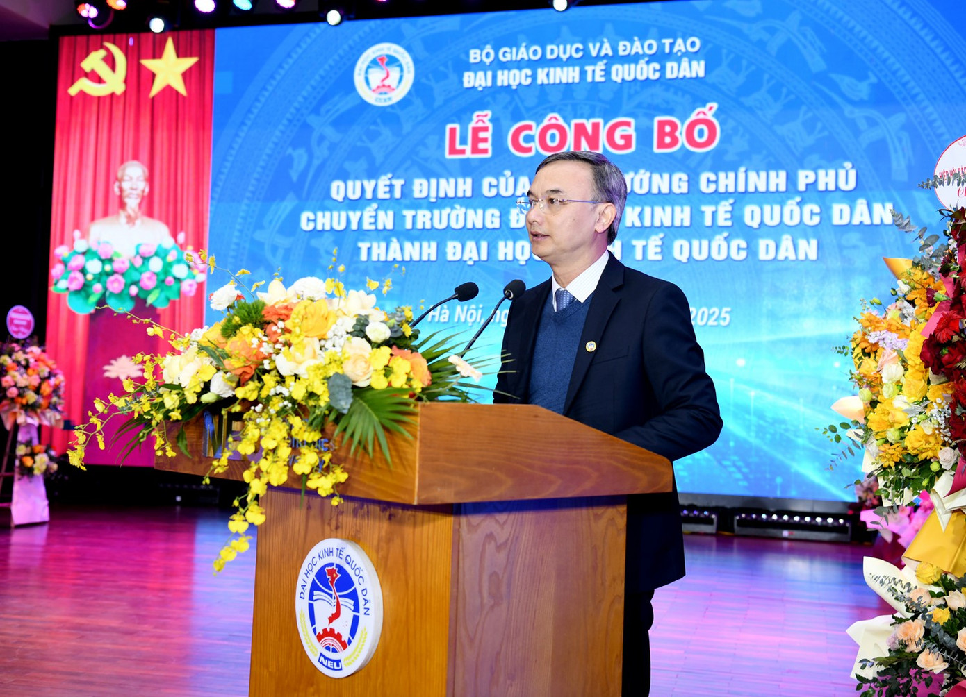 TS. Nguyễn Viết Lộc - Vụ trưởng Vụ TCCB, Bộ GD&ĐT công bố Quyết định các của Thủ tướng Chính phủ và Bộ trưởng Bộ GD&ĐT. TS. Nguyễn Viết Lộc - Vụ trưởng Vụ TCCB, Bộ GD&ĐT công bố Quyết định các của Thủ tướng Chính phủ và Bộ trưởng Bộ GD&ĐT.