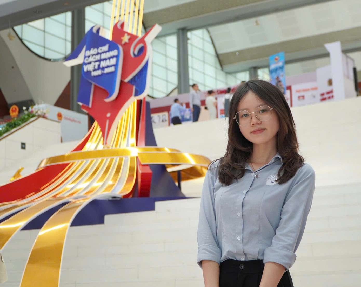 “Mình chọn truyền thông, chọn ra Bắc, chọn Ngoại giao là điểm đỗ để theo đuổi đam mê” câu nói ấy khắc họa rõ nét sự quyết tâm và bản lĩnh dám dấn thân của nữ sinh trẻ.