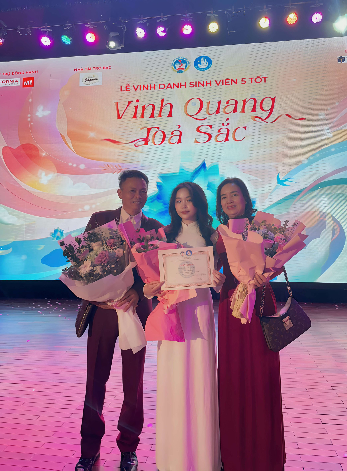 Cô nàng chụp cùng bố mẹ tại GALA sinh viên 5 tốt. Cô nàng chụp cùng bố mẹ tại GALA sinh viên 5 tốt.