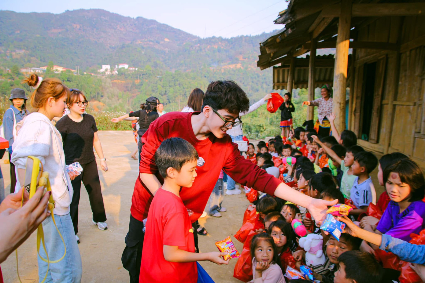 Đoàn thiện nguyện trao quà cho các em nhỏ tại nhà văn hoá thôn Trang Dua Hang, huyện Bắc Yên, tỉnh Sơn La.