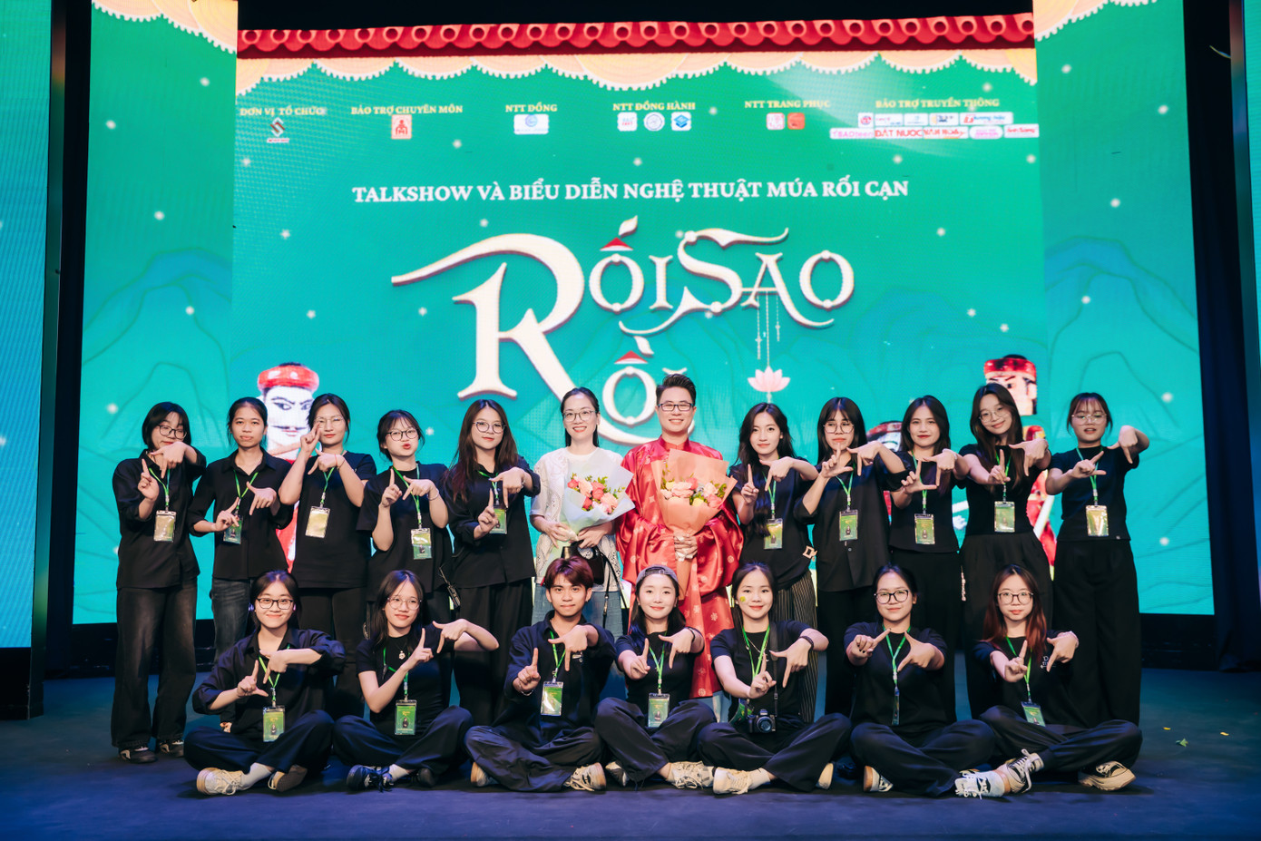 Ban Tổ chức cùng TS/MC/BTV Trịnh Lê Anh chụp ảnh lưu niệm tại chương trình.