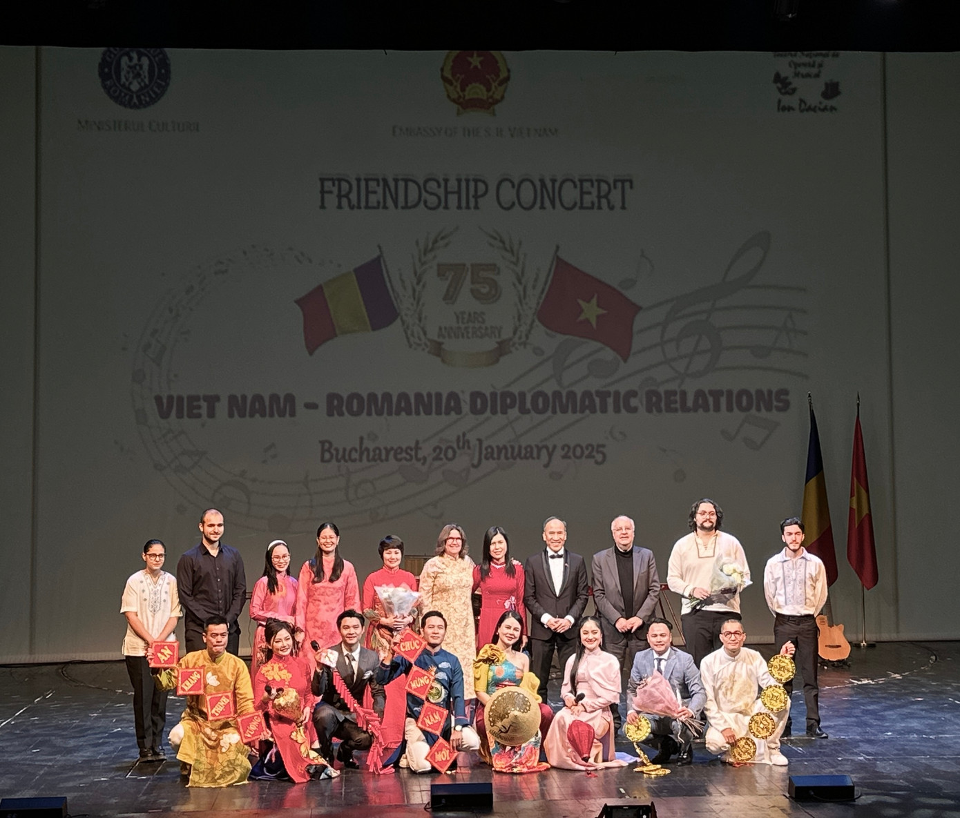 Thu Lương chụp hình cùng Tổng lãnh sự quán và các nghệ sĩ tại Nhà hát Ca múa nhạc Công an Nhân dân.