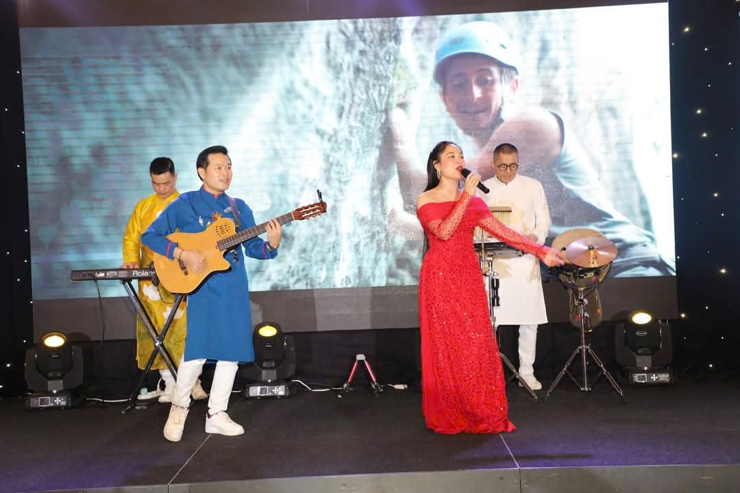 Thu Lương biểu diễn cùng band nhạc Nhà hát Ca múa nhạc Công an Nhân dân tại Berlin, Đức.