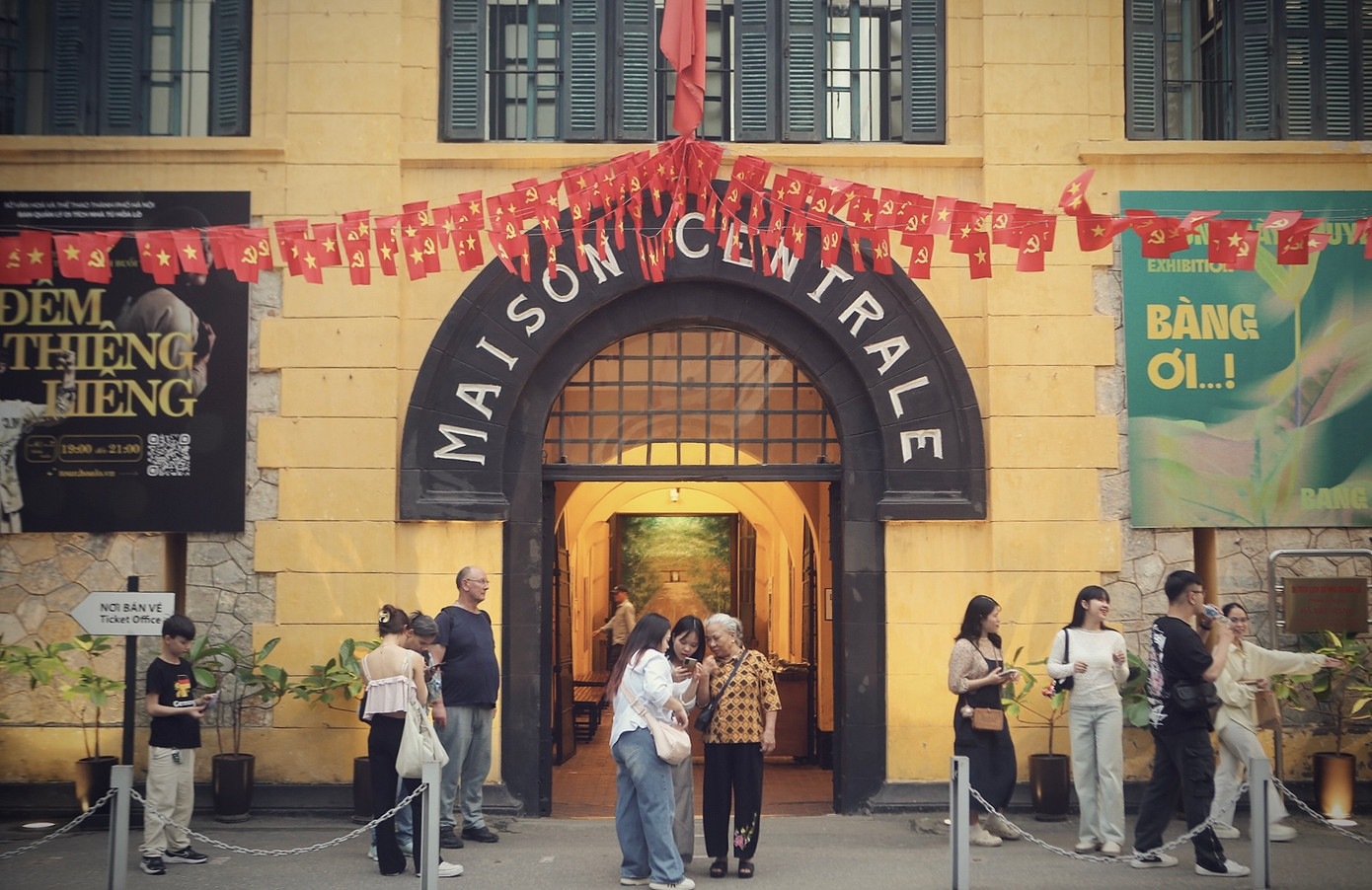 Dù không phải là cuối tuần hay nghỉ lễ, nhiều người trẻ đã có mặt tại Nhà tù Hỏa Lò để tìm hiểu về một phần lịch sử. (Ảnh: Diệu Yến) Dù không phải là cuối tuần hay nghỉ lễ, nhiều người trẻ đã có mặt tại Nhà tù Hỏa Lò để tìm hiểu về một phần lịch sử. (Ảnh: Diệu Yến)