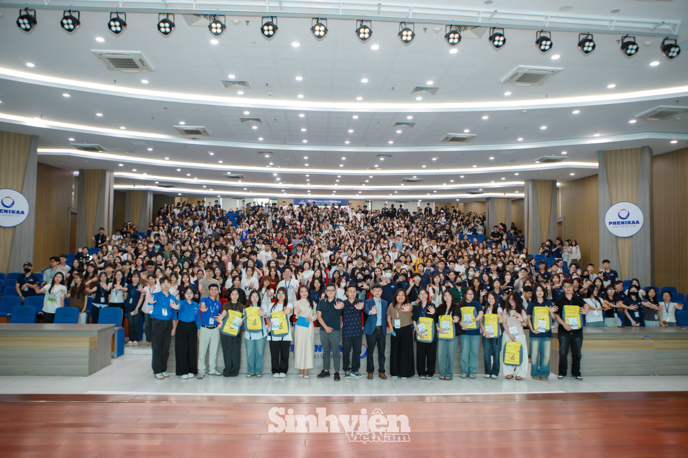 Nhà báo Nguyễn Tuấn Anh "check-in" cùng các diễn giả, đơn vị tổ chức, cán bộ, giảng viên và gần 1000 sinh viên tham dự chương trình. Nhà báo Nguyễn Tuấn Anh "check-in" cùng các diễn giả, đơn vị tổ chức, cán bộ, giảng viên và gần 1000 sinh viên tham dự chương trình.