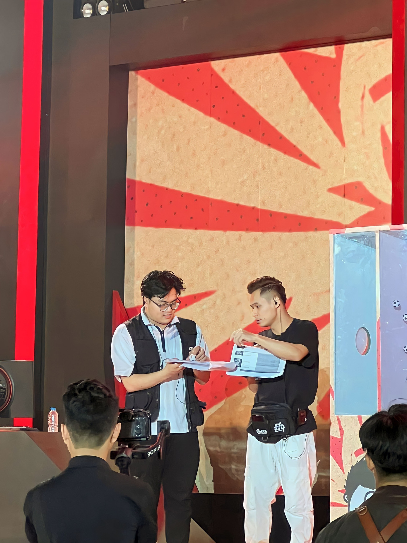 Việt Anh đã mở rộng mạng lưới mối quan hệ trong ngành, có cơ hội được hợp tác với nhiều công ty, doanh nghiệp hơn, đạt được mức thu nhập ổn định nhờ công việc đầu tiên và sau quá trình dài liên tục phát triển bản thân.