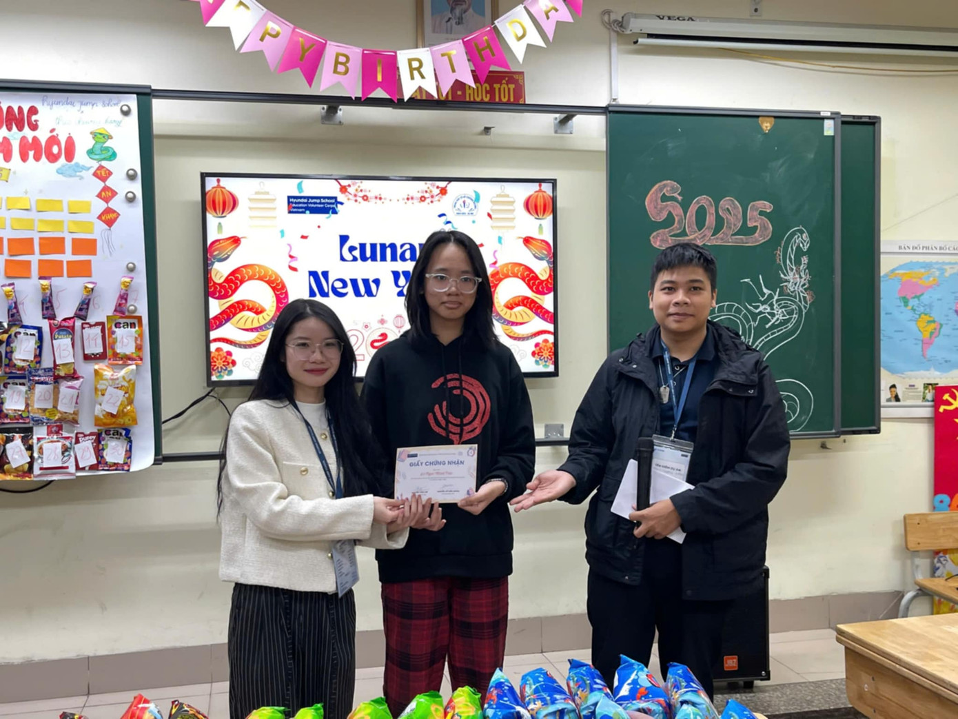 Diễm Quỳnh và Tuấn Kiệt tổ chức sự kiện Tết Nguyên đán cho học sinh trong khuôn khổ dự án Hyundai Jump School, lan tỏa nét đẹp văn hóa Việt đến cộng đồng.