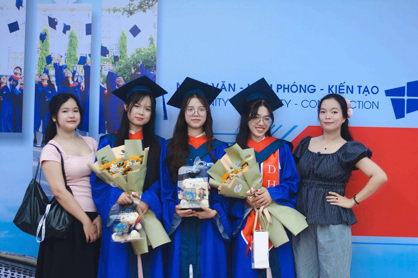 Các tân cử nhân hạnh phúc trong ngày tốt nghiệp. Các tân cử nhân hạnh phúc trong ngày tốt nghiệp.