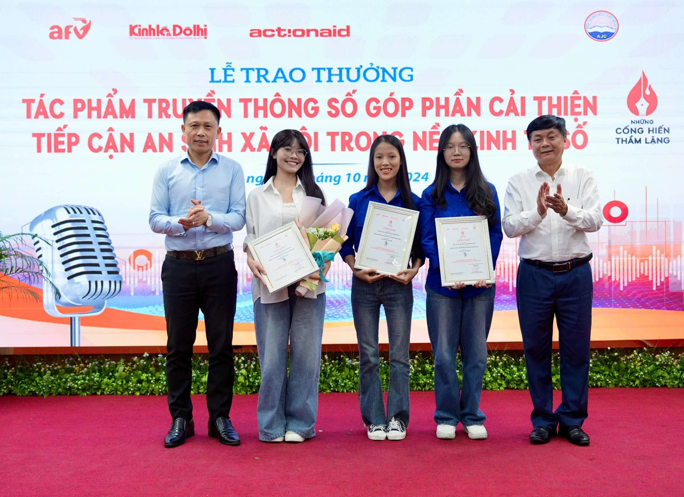 Nữ sinh này cũng từng giành nhiều giải thưởng liên quan đến ngành học và đam mê. Nữ sinh này cũng từng giành nhiều giải thưởng liên quan đến ngành học và đam mê.