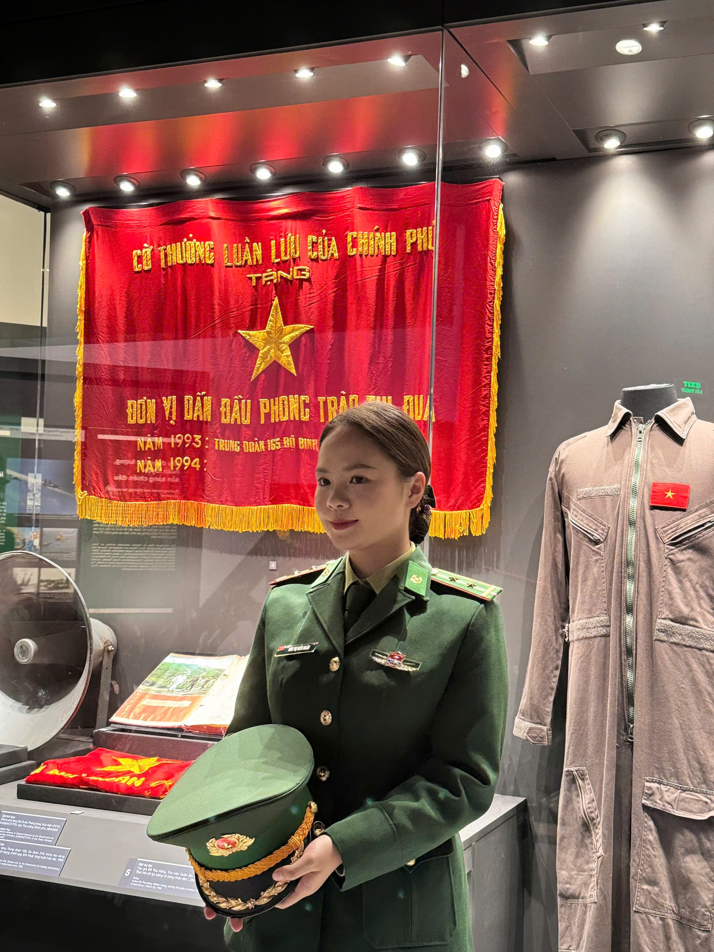 Chân dung Trung úy Bàn Thị Hiền Ngân - cựu sinh viên Học viện Hành chính và Quản trị công.