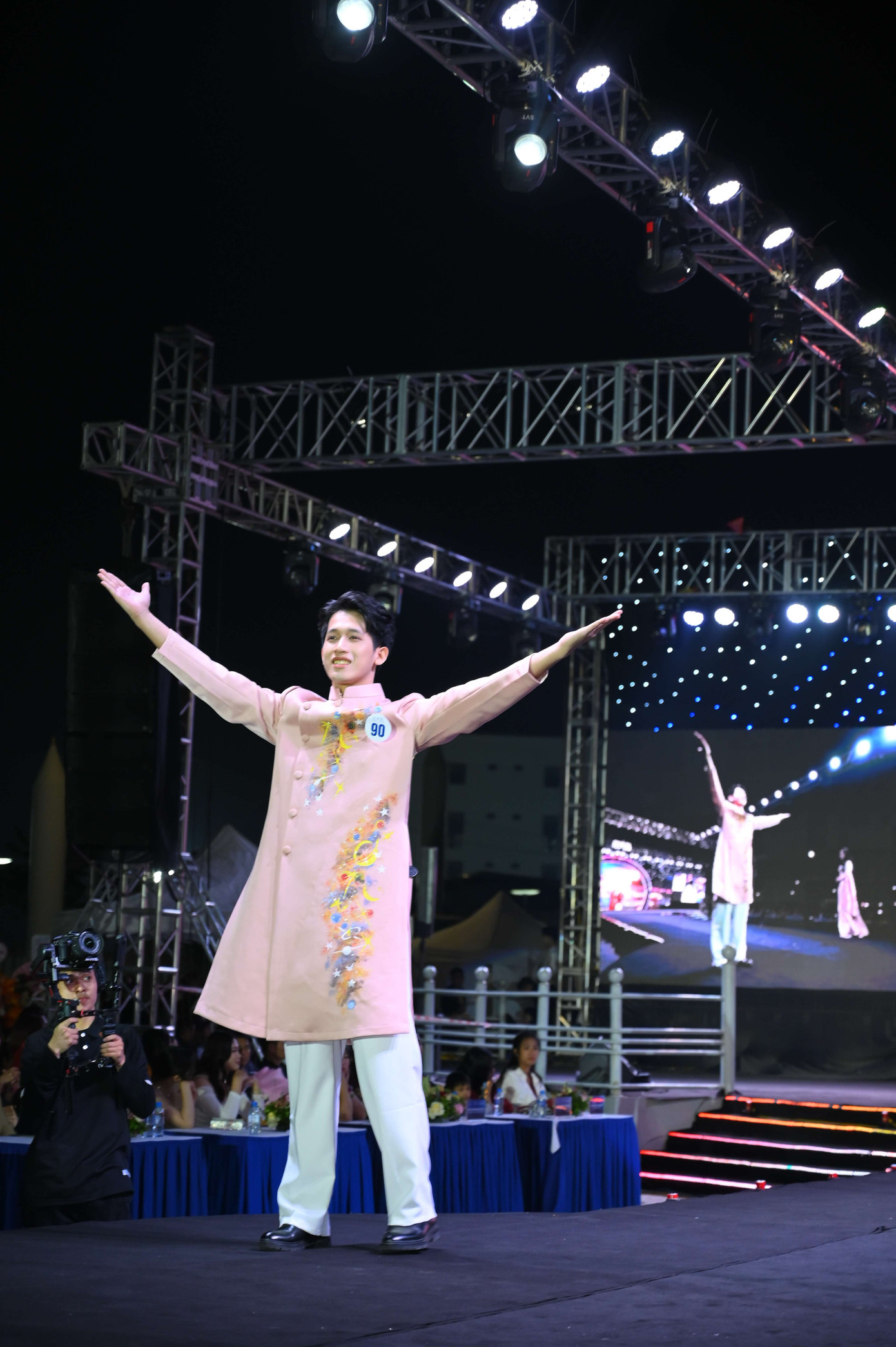 Cuộc thi không chỉ là sân chơi thể hiện bản thân mà còn giúp Phan Văn Hiệp trưởng thành hơn, tự tin hơn. Cuộc thi không chỉ là sân chơi thể hiện bản thân mà còn giúp Phan Văn Hiệp trưởng thành hơn, tự tin hơn.