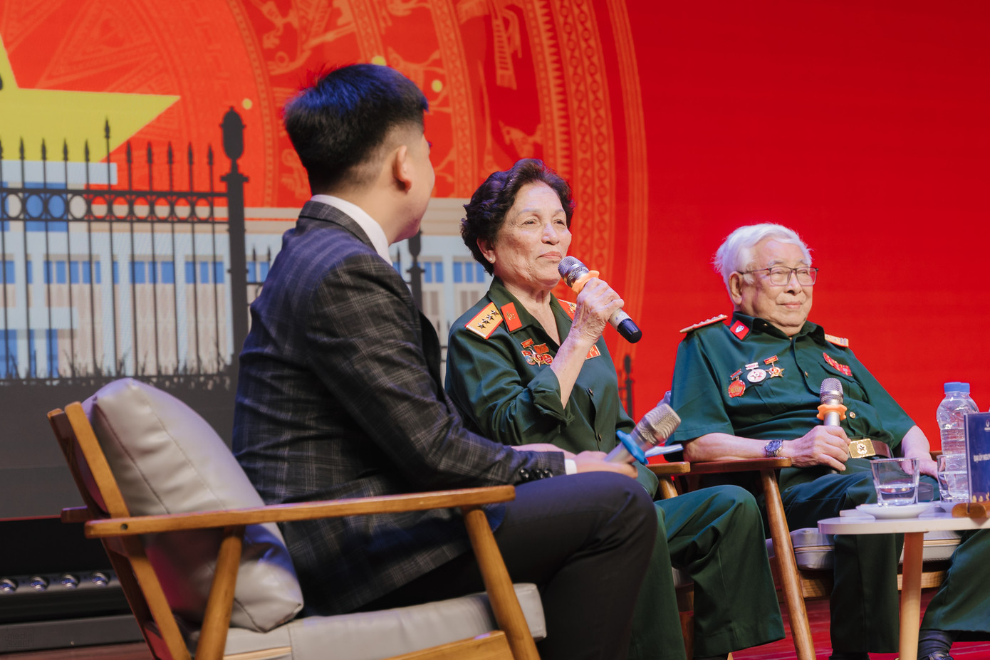 Giọng kể trầm lắng nhưng đầy nội lực của nữ bộ đội lái xe năm xưa khiến cả hội trường không khỏi nghẹn ngào. Giọng kể trầm lắng nhưng đầy nội lực của nữ bộ đội lái xe năm xưa khiến cả hội trường không khỏi nghẹn ngào.