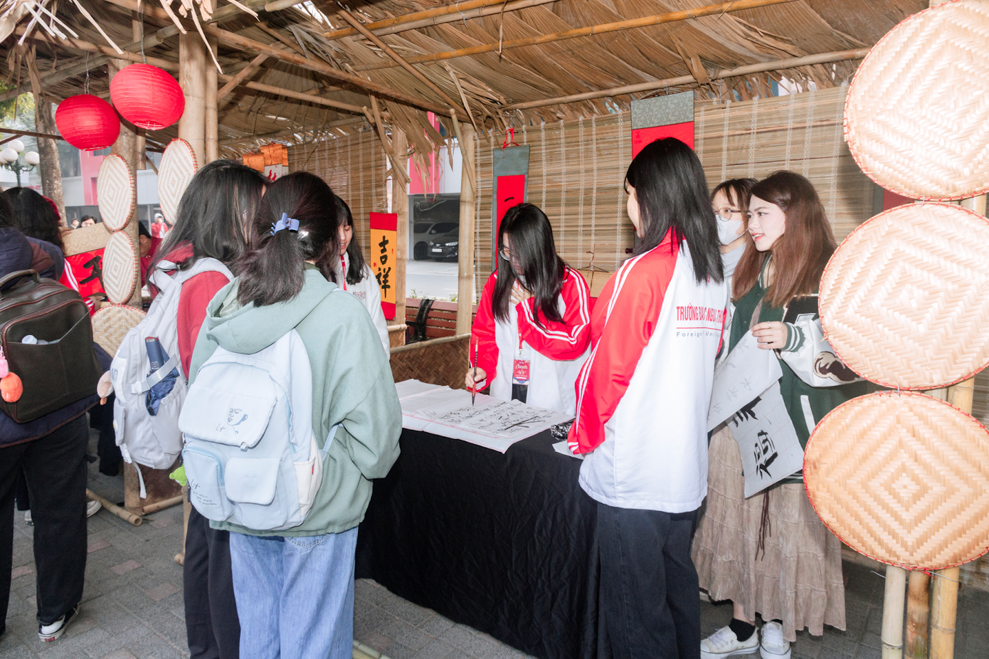 Các bạn sinh viên hào hứng tham gia hoạt động viết thư pháp. Các bạn sinh viên hào hứng tham gia hoạt động viết thư pháp.