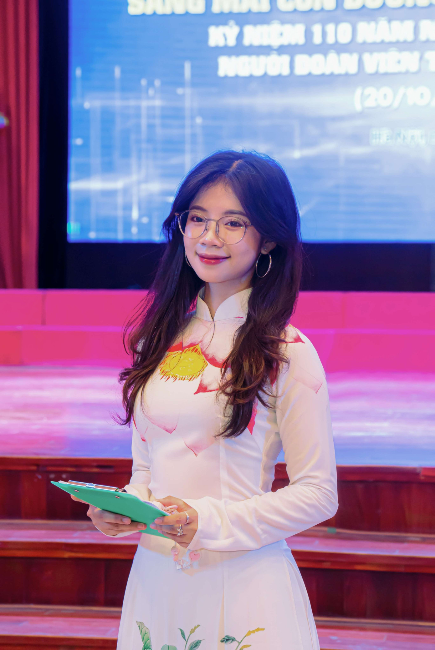 Hương Trang giờ đây là cô gái tự tin, bản lĩnh và dám cháy hết mình với đam mê. Hương Trang giờ đây là cô gái tự tin, bản lĩnh và dám cháy hết mình với đam mê.