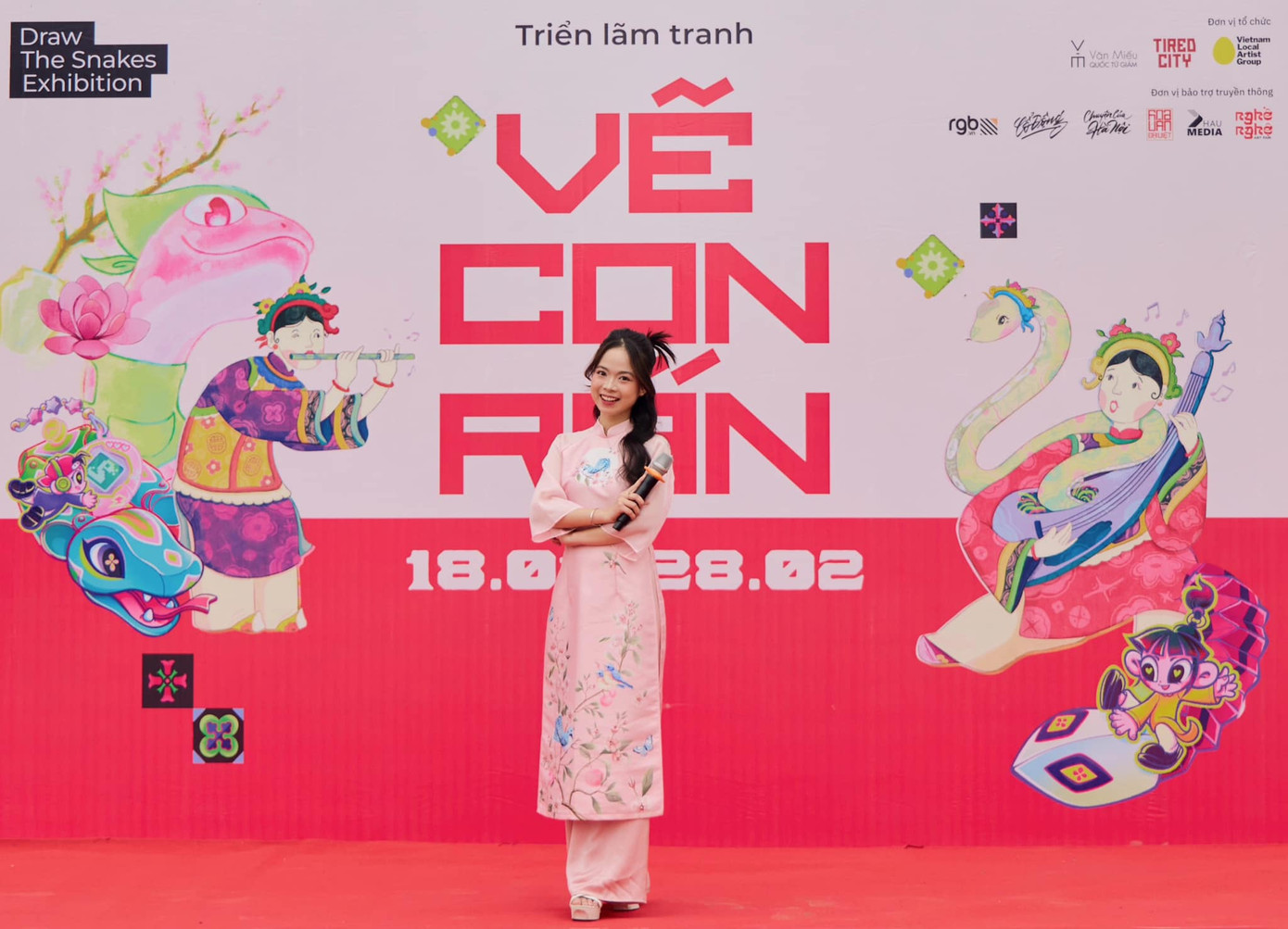 Hồng Hoa dẫn dắt khai mạc triển lãm tại Văn miếu Quốc Tử Giám.