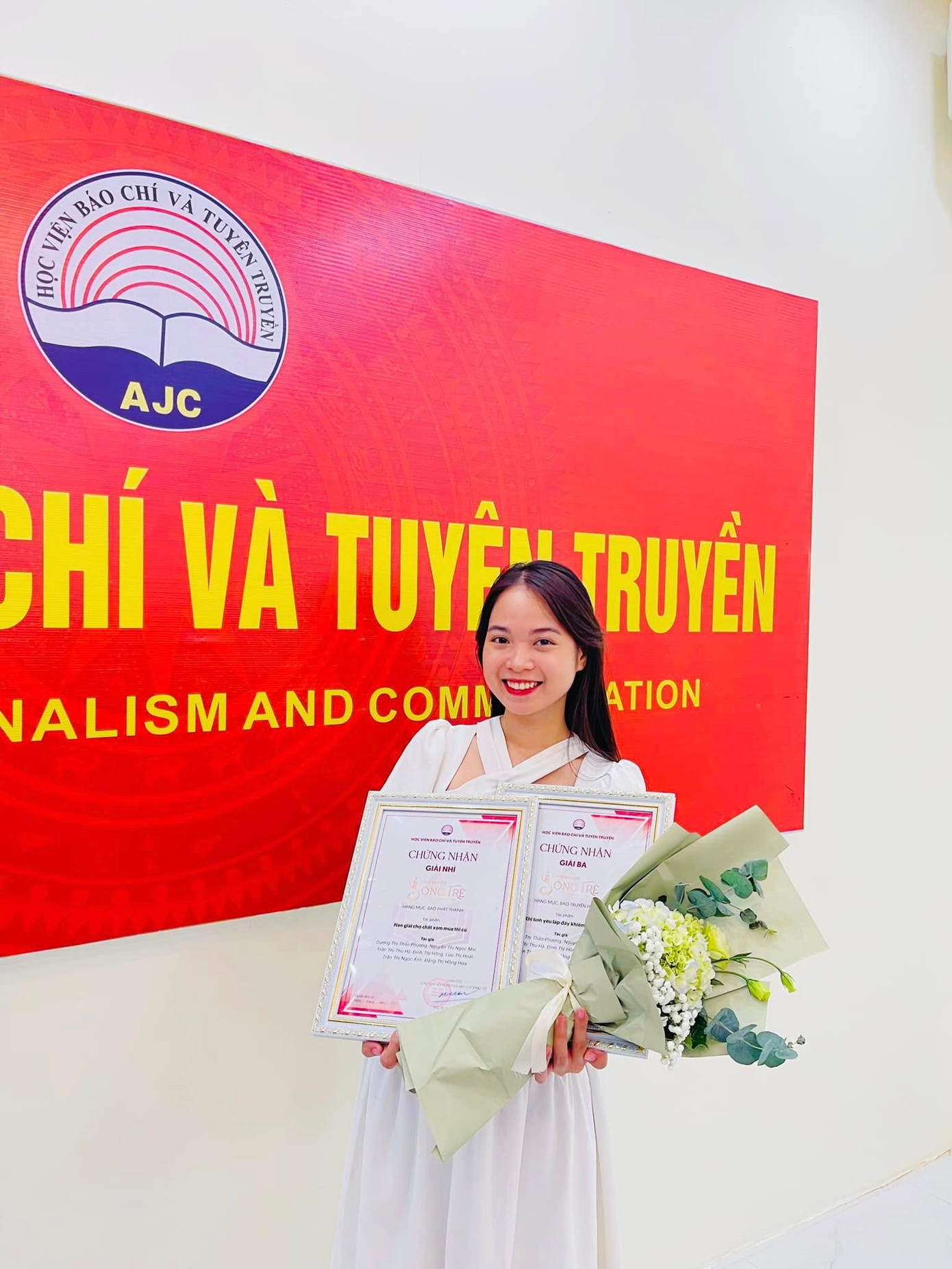 Hồng Hoa nhận Giải Báo chí Sóng trẻ.