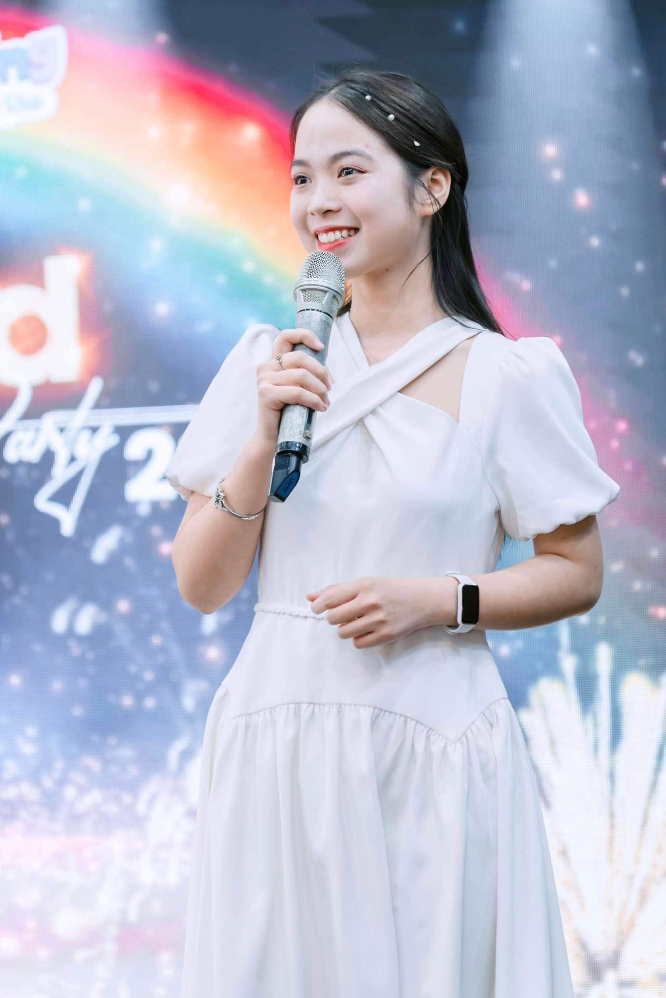 Hồng Hoa tự tin làm chủ sân khấu tại các chương trình lớn nhỏ.