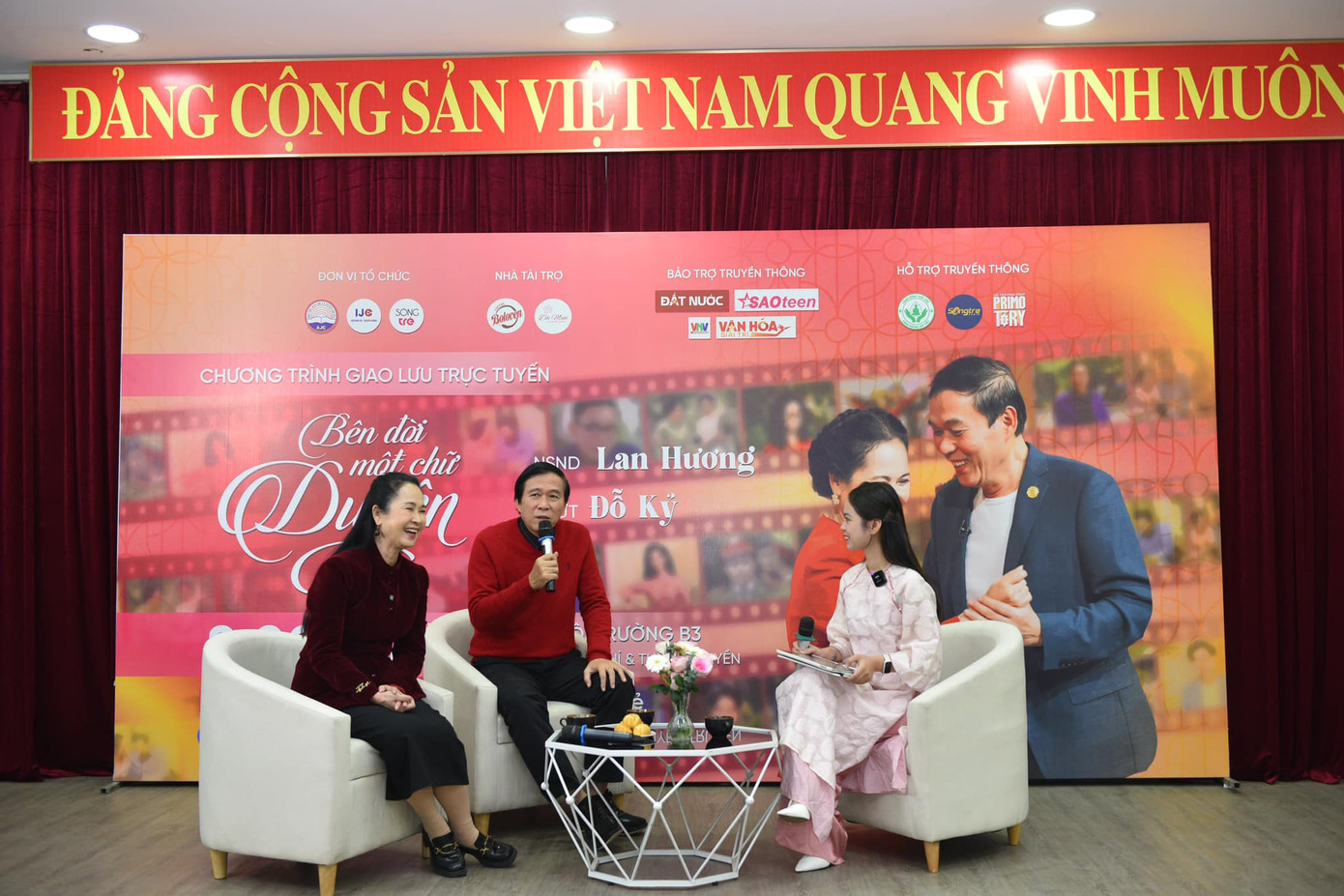 Hồng Hoa dẫn chương trình Talkshow cùng hai vị khách mời nổi tiếng_ NSND Lan Hương và NSƯT Đỗ Kỷ.