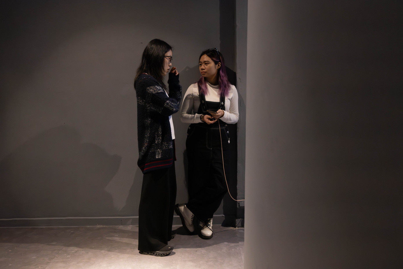 Sophie Huang (Giám Đốc VAC) bên trái, Hồng Vũ (BTC sự kiện) bên phải.