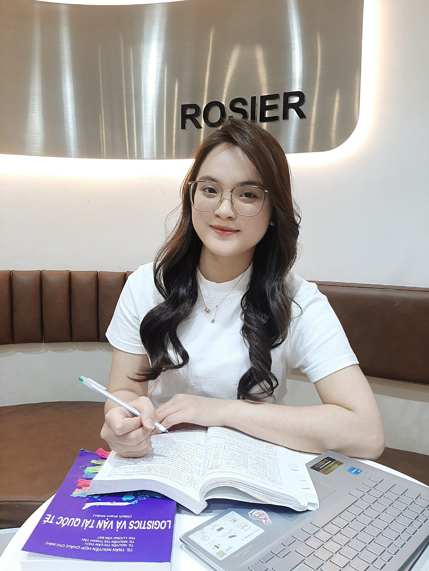 Diệu Linh cảm nhận Kinh doanh quốc tế là một ngành học mở ra nhiều cơ hội hội nhập. Diệu Linh cảm nhận Kinh doanh quốc tế là một ngành học mở ra nhiều cơ hội hội nhập.