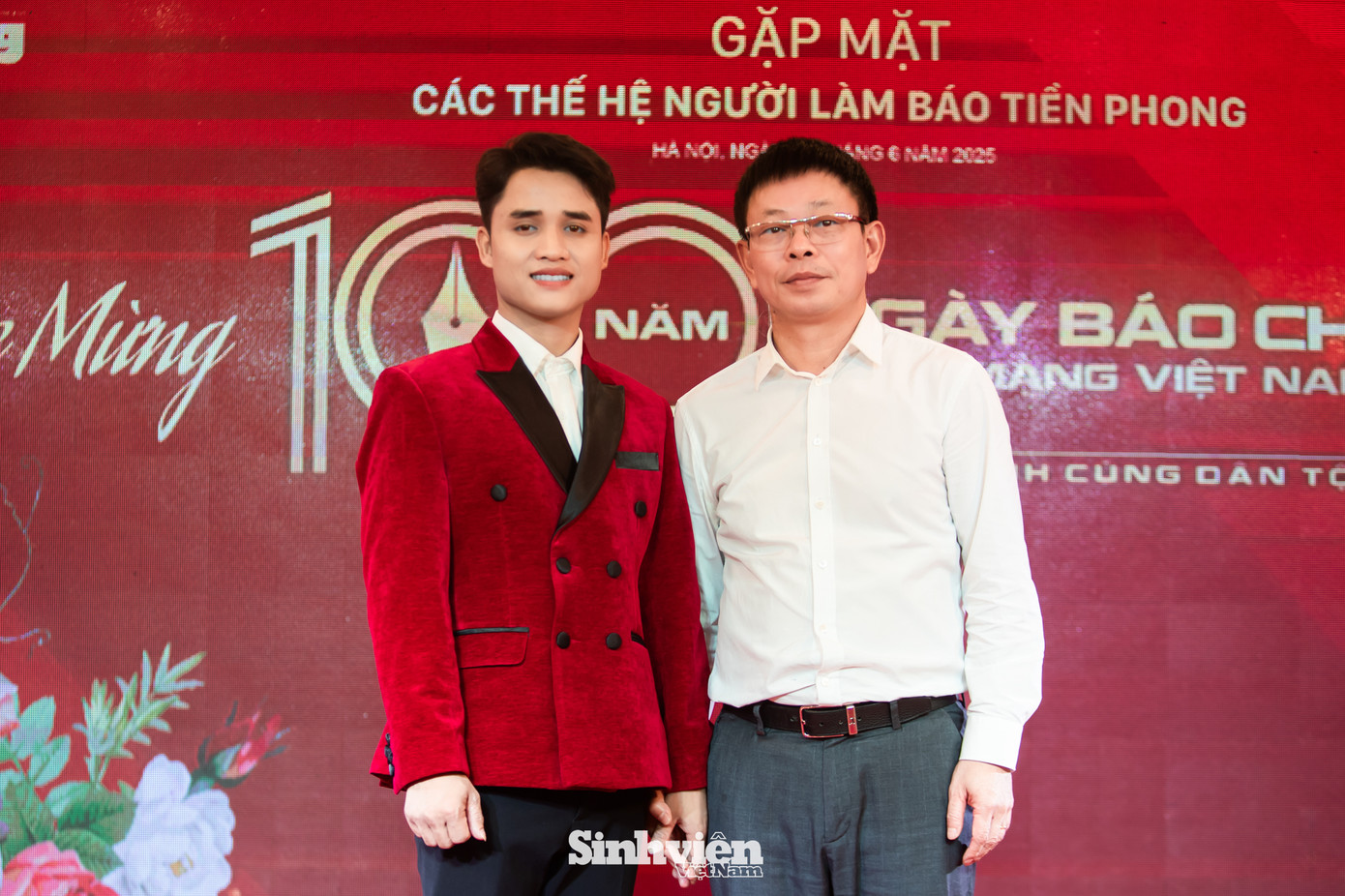 Ca sĩ Hồ Văn Kãnh cùng Tổng Biên tập Báo Tiền Phong Phùng Công Sưởng tại buổi gặp mặt.