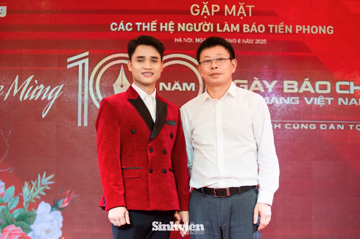 Ca sĩ Hồ Văn Kãnh cùng Tổng Biên tập Báo Tiền Phong Phùng Công Sưởng tại buổi gặp mặt.