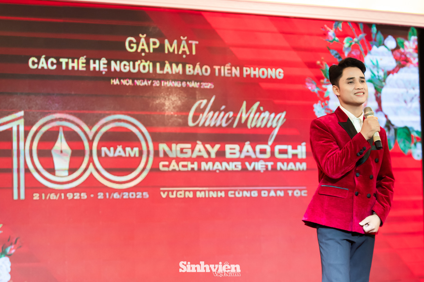 Chiều 20/6 tại Hà Nội, ca sĩ Hồ Văn Kãnh (Sao Mai 2022) đã xuất hiện tại buổi gặp mặt 100 năm Ngày Báo chí Cách mạng Việt Nam của Báo Tiền Phong.