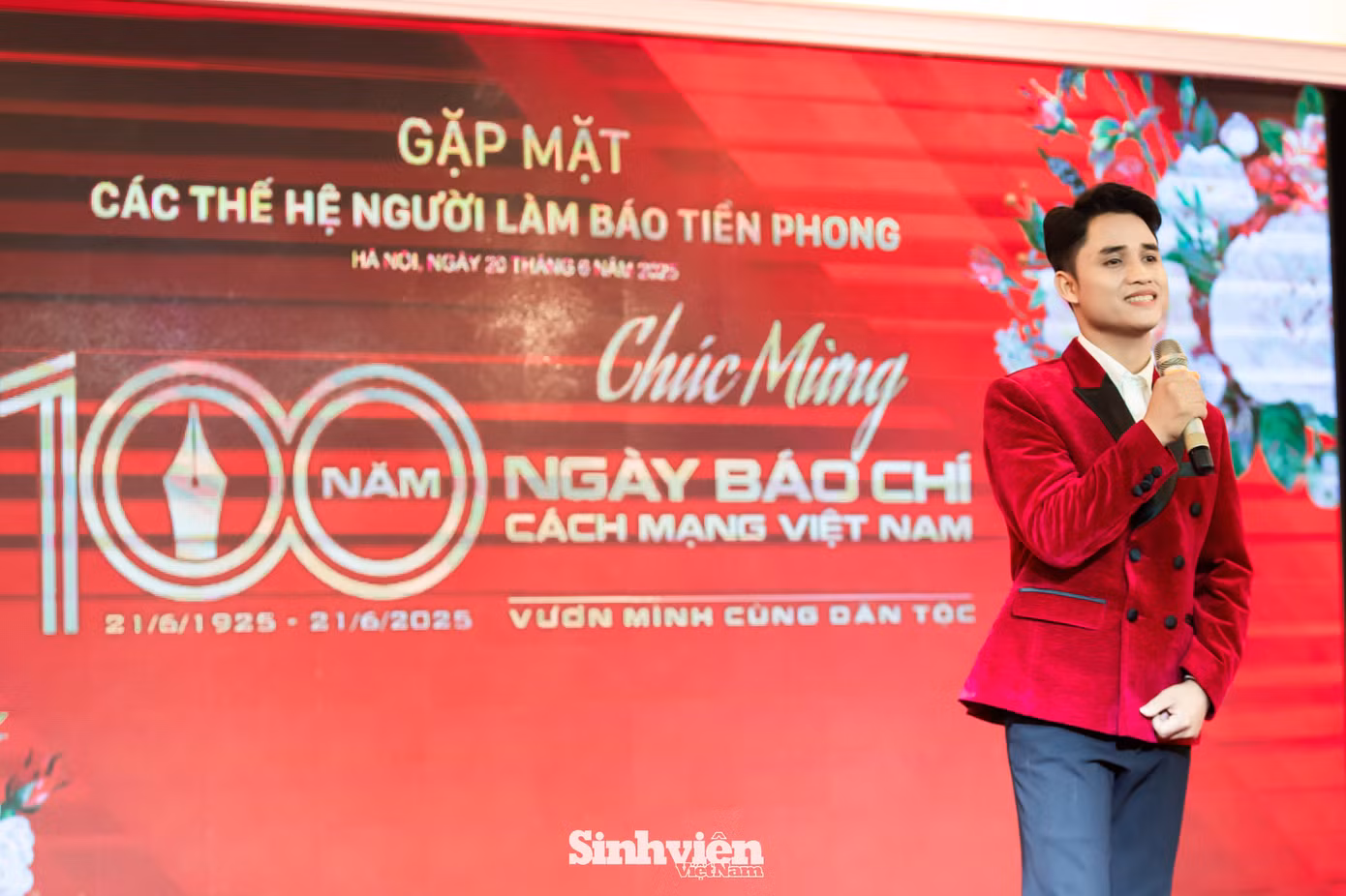 Chiều 20/6 tại Hà Nội, ca sĩ Hồ Văn Kãnh (Sao Mai 2022) đã xuất hiện tại buổi gặp mặt 100 năm Ngày Báo chí Cách mạng Việt Nam của Báo Tiền Phong.