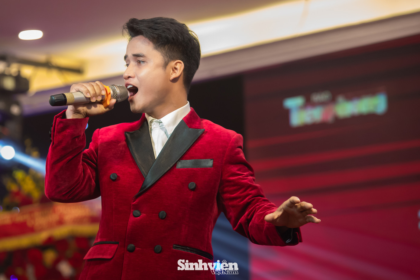 Với chất giọng nội lực và giàu cảm xúc, Hồ Văn Kãnh đã mang đến những tiết mục văn nghệ đặc sắc. Anh đã thể hiện xuất sắc những ca khúc ca ngợi tình yêu quê hương, đất nước, con người Việt Nam (ca khúc Một vòng Việt Nam, Đôi chân trần...) như một món quà tri ân sâu sắc gửi đến những người làm báo - những người chiến sĩ trên mặt trận tư tưởng văn hóa. Tiếng hát của Hồ Văn Kãnh đã làm không khí của buổi gặp mặt thêm phần sôi nổi và ý nghĩa, để lại nhiều cảm xúc đẹp trong lòng khán giả.