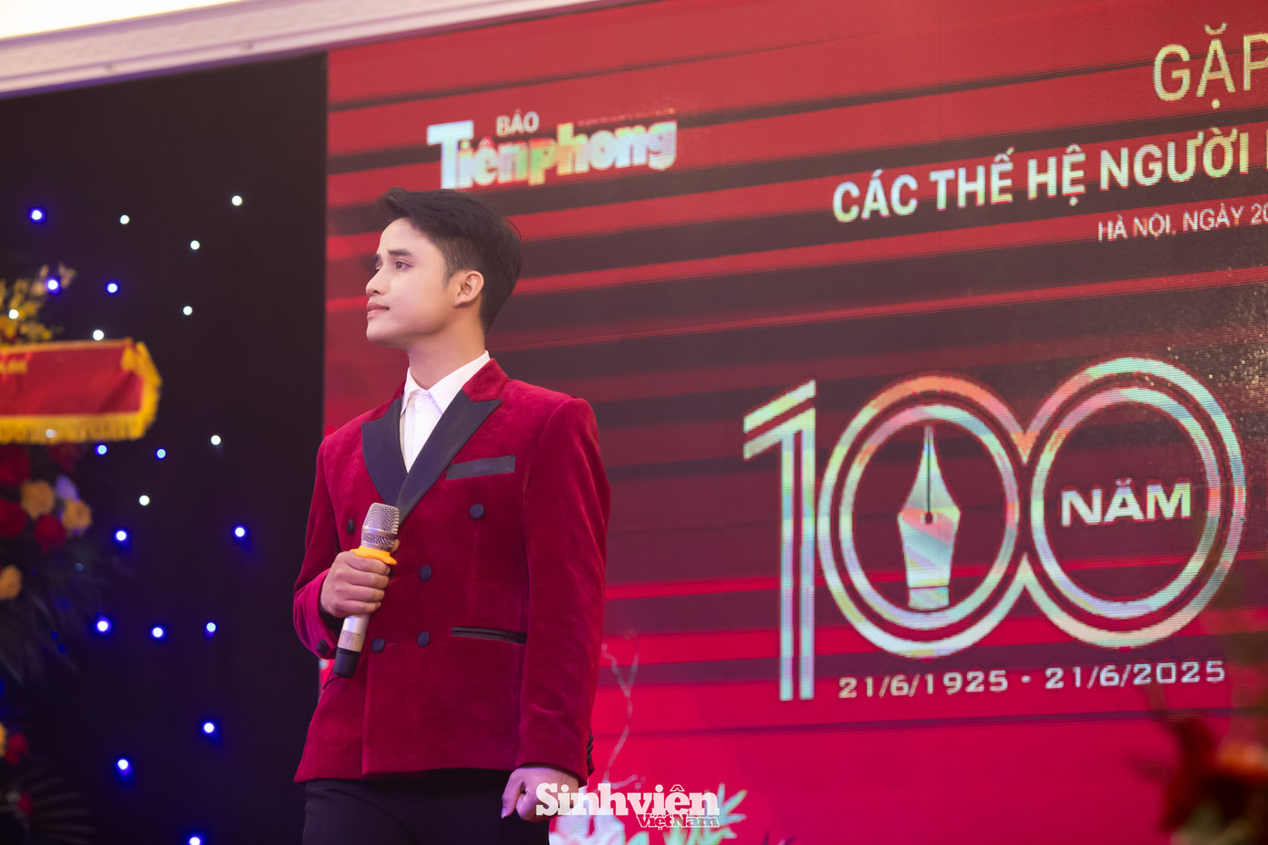 Bên cạnh những màn trình diễn, nam ca sĩ cũng gặp gỡ và gửi lời chúc đến chân thành đến các cán bộ, nhà báo, phóng viên, biên tập viên đồng thời bày tỏ sự ngưỡng mộ đối với sự cống hiến, lòng yêu nghề và tinh thần dấn thân của những người làm báo, thể hiện sự trân trọng của thế hệ trẻ đối với những đóng góp to lớn của các thế hệ nhà báo cách mạng.