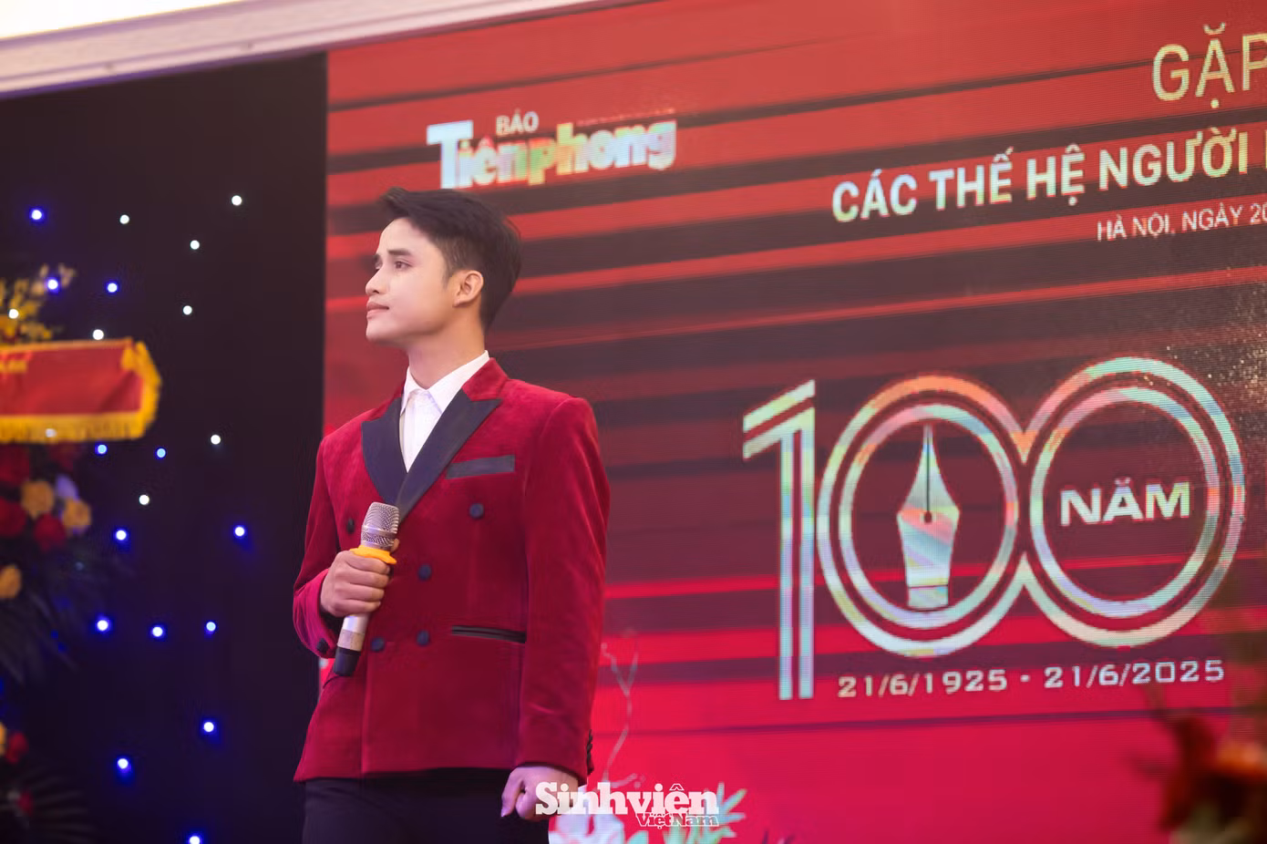 Bên cạnh những màn trình diễn, nam ca sĩ cũng gặp gỡ và gửi lời chúc đến chân thành đến các cán bộ, nhà báo, phóng viên, biên tập viên đồng thời bày tỏ sự ngưỡng mộ đối với sự cống hiến, lòng yêu nghề và tinh thần dấn thân của những người làm báo, thể hiện sự trân trọng của thế hệ trẻ đối với những đóng góp to lớn của các thế hệ nhà báo cách mạng.