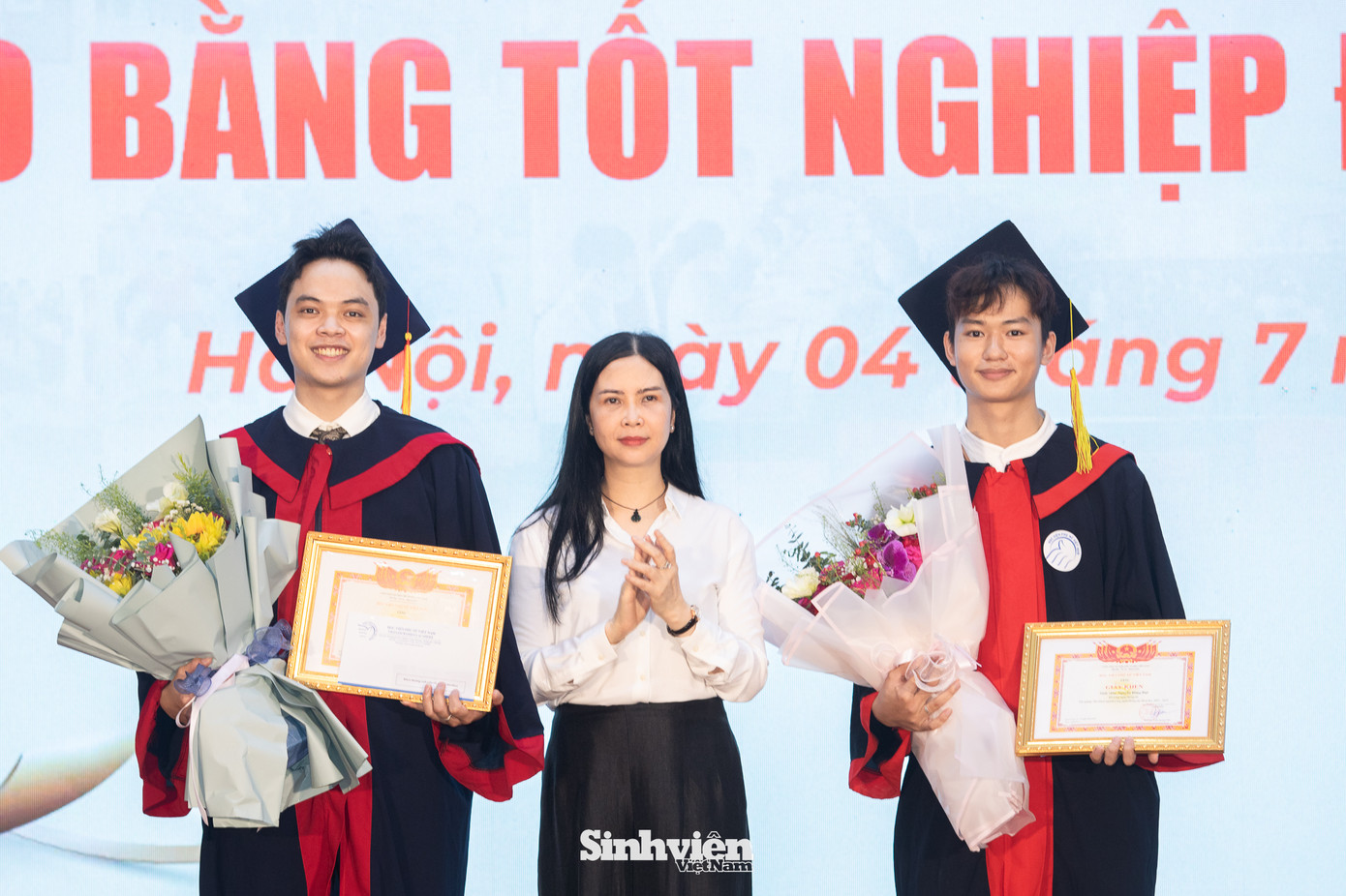 Phó Chủ tịch Hội Liên hiệp Phụ nữ (LHPN) Việt Nam Trần Lan Phương trao giấy khen, tặng hoa chúc mừng thủ khoa tốt nghiệp đợt 2 năm 2025.